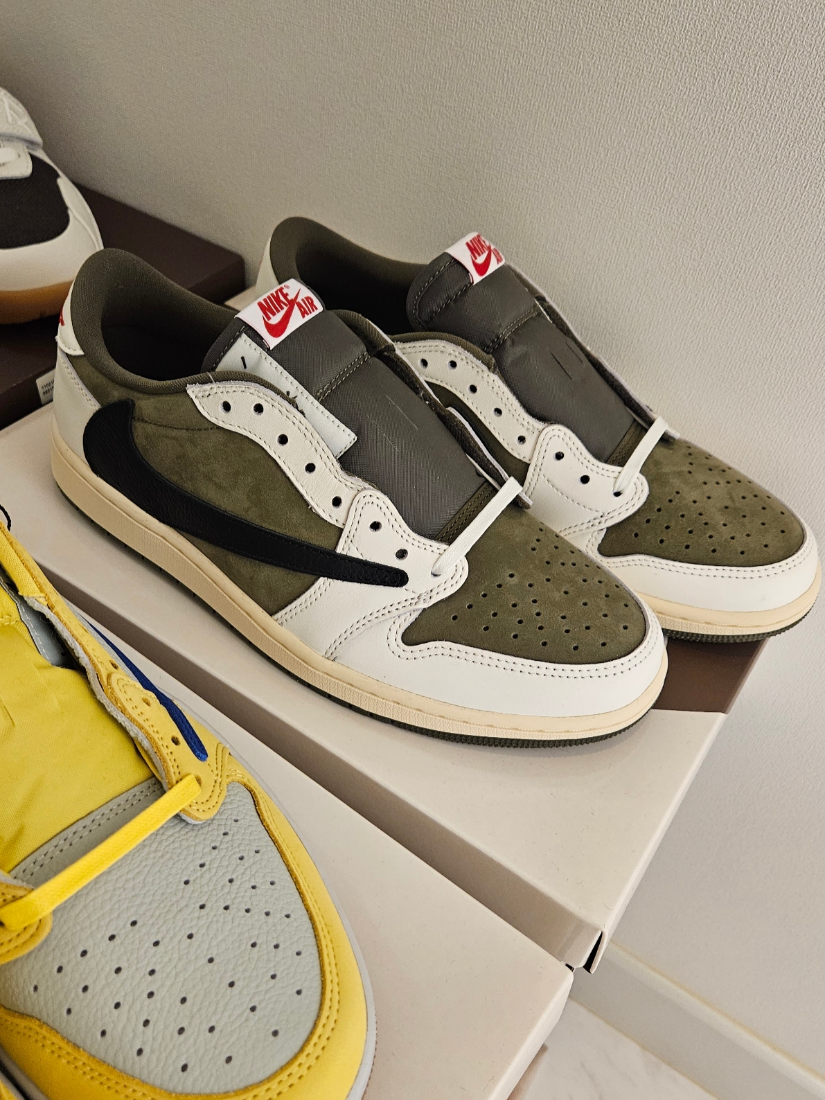 Jordan 1 x Travis Scott Retro Low OG SP Reverse Olive 착용 스타일