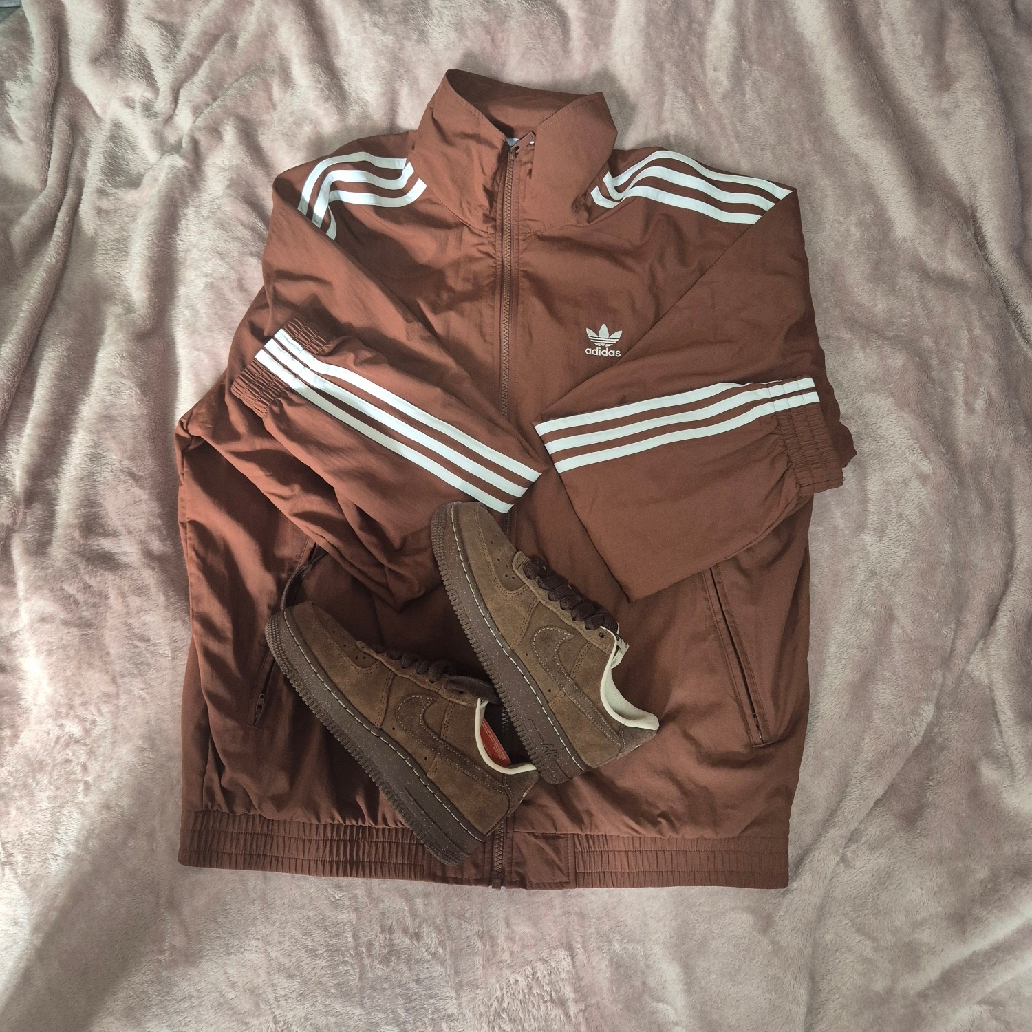 Adidas Adicolor Woven Firebird Track Top Preloved Brown - KR Sizing, (W) Nike Air Force 1 '07 Cacao Wow 착용 스타일