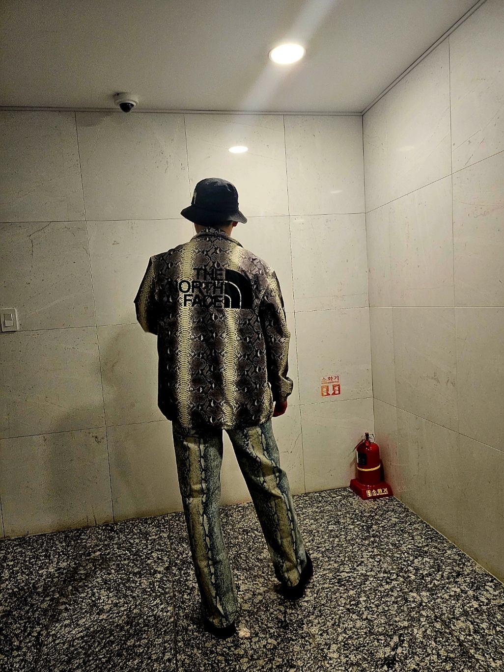 Supreme Regular Jean Snake - 24FW, Supreme x The North Face Snakeskin Taped Seam Coaches Jacket Black - 18SS 착용 스타일 - 2