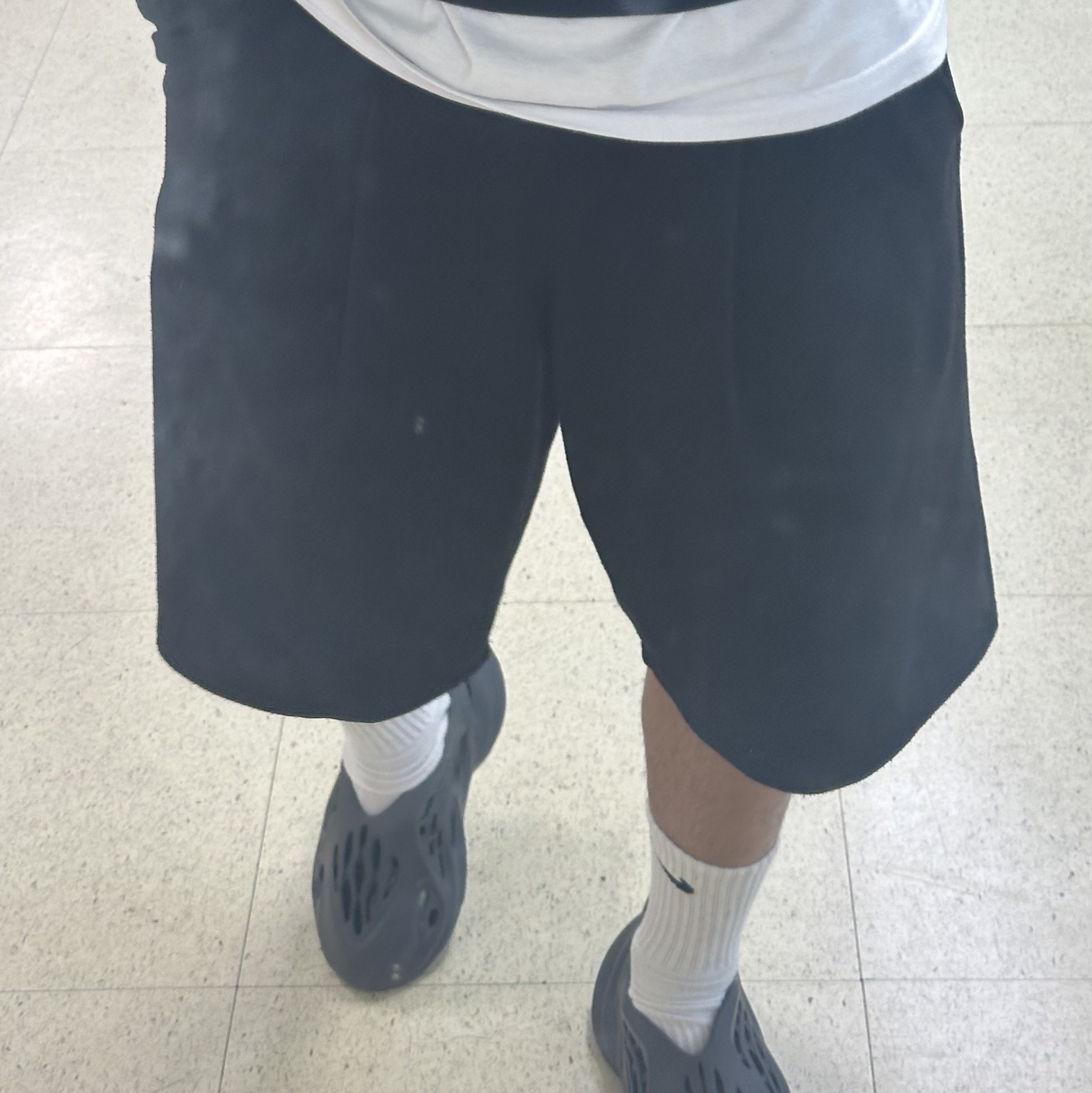 Adidas Yeezy Foam RNNR Onyx 착용 스타일