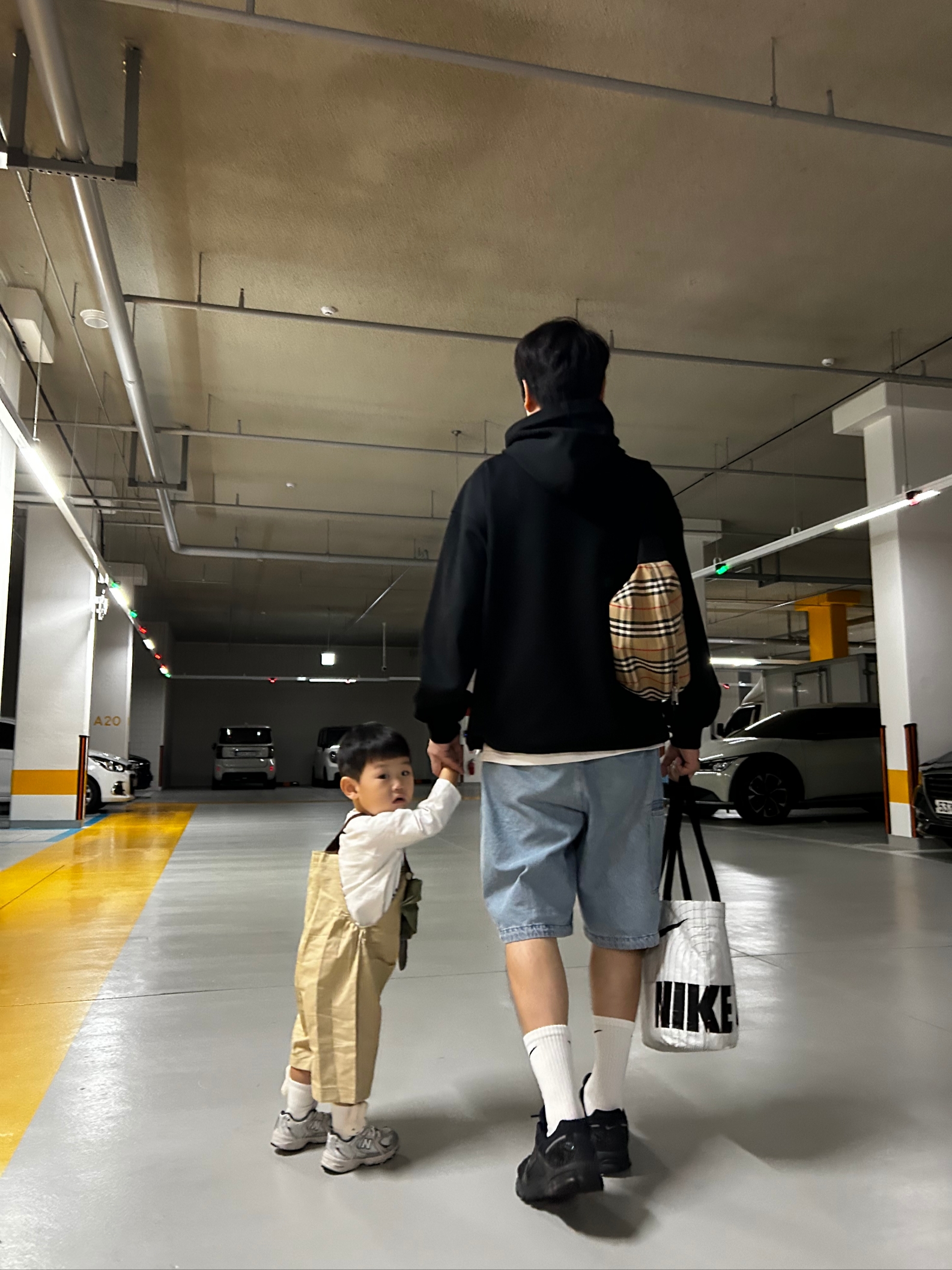 Burberry Medium Vintage Check Bonded Cotton Bum Bag Archive Beige, Nike Zoom Vomero 5 SP Black 착용 스타일
