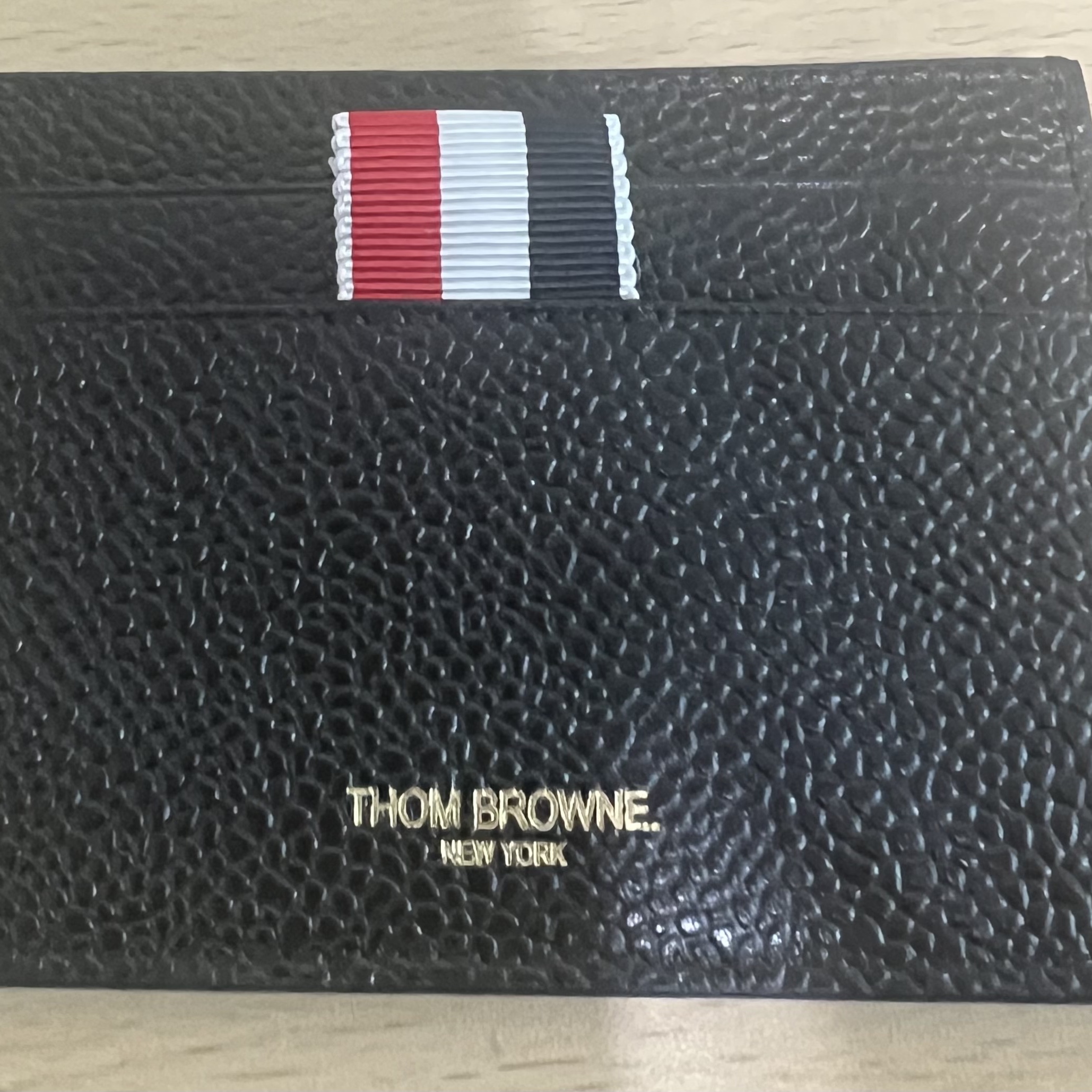 Thom Browne Pebble Grain Leather Stripe Single Card Holder Black 착용 스타일