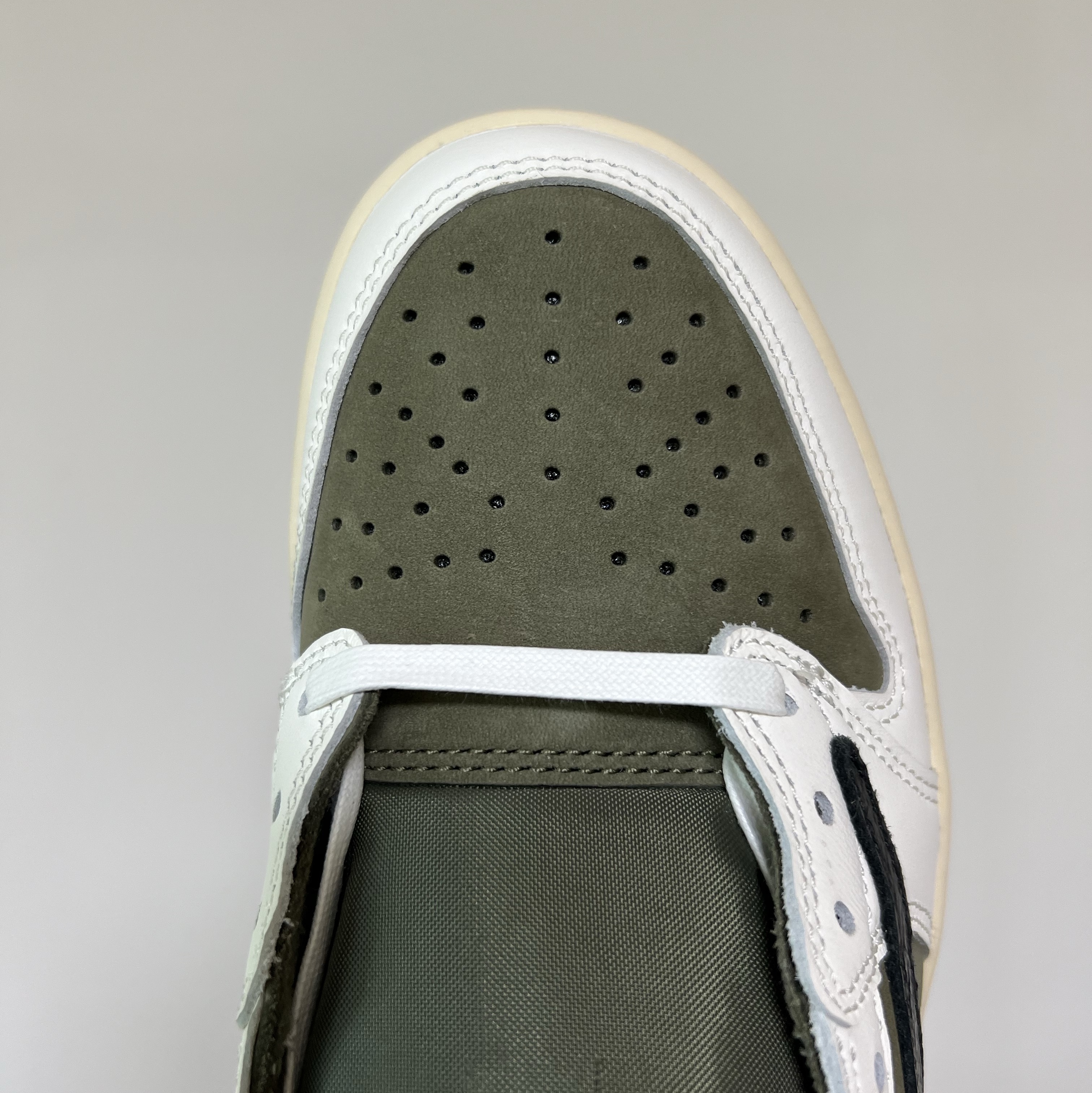 Jordan 1 x Travis Scott Retro Low OG SP Reverse Olive 착용 스타일 - 4