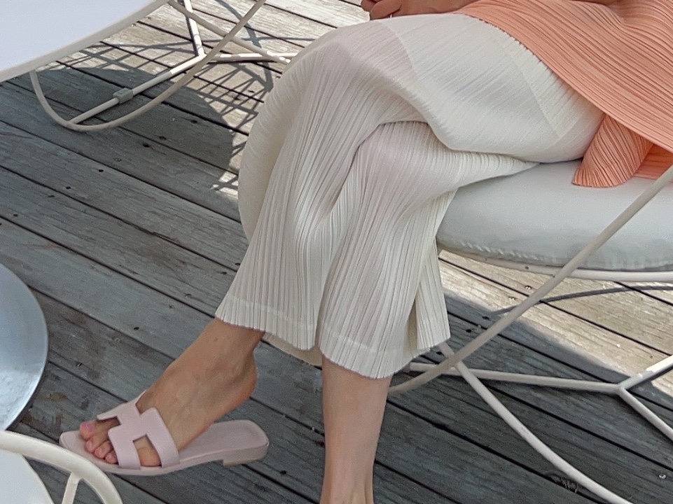 (W) Pleats Please Issey Miyake Thicker Bottoms 1 Skirt Off White, (W) Hermes Oran Sandal Calfskin & Rose Petale 착용 스타일