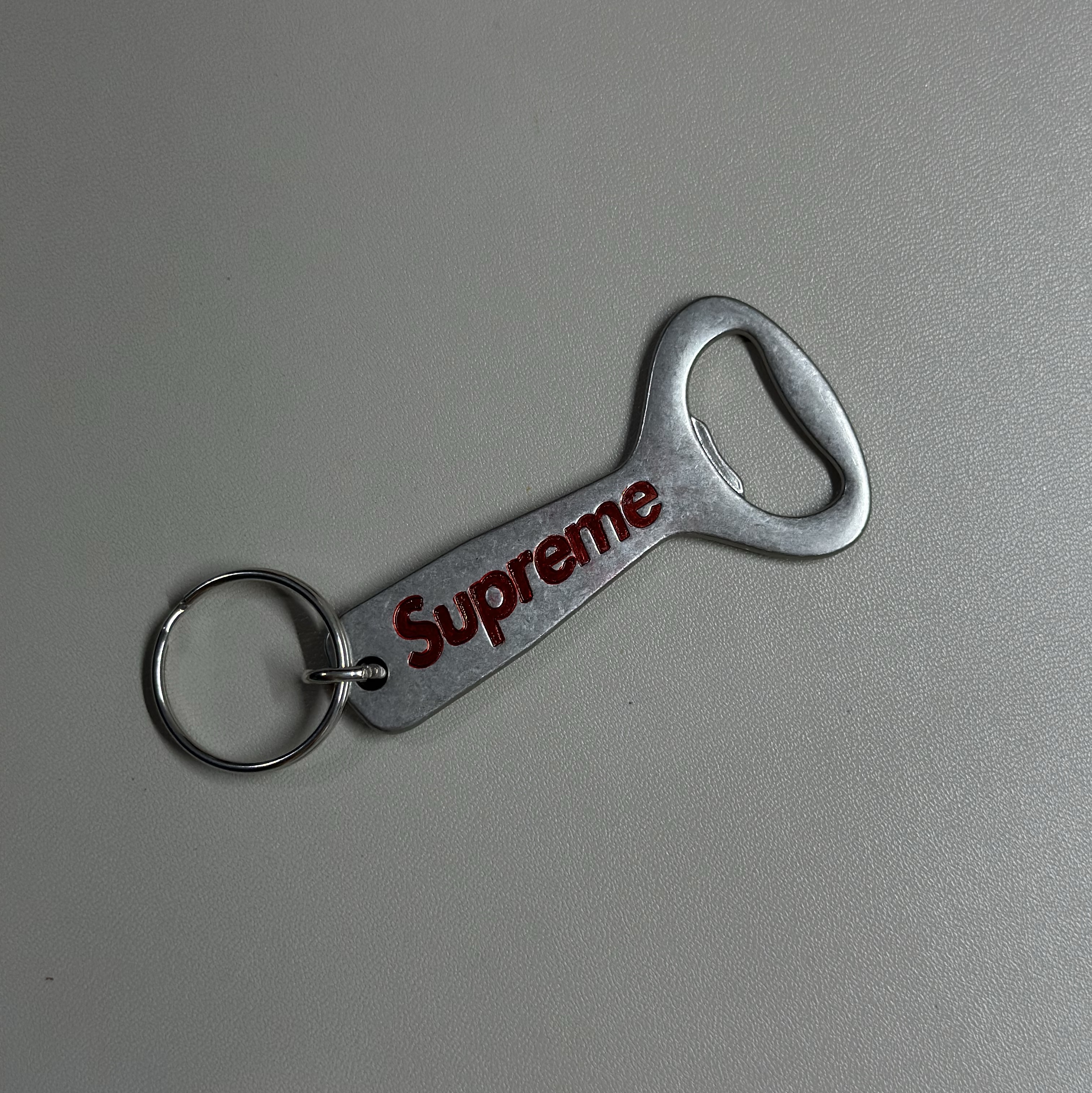 Supreme Bottle Opener Keychain Silver - 24FW 착용 스타일 - 1