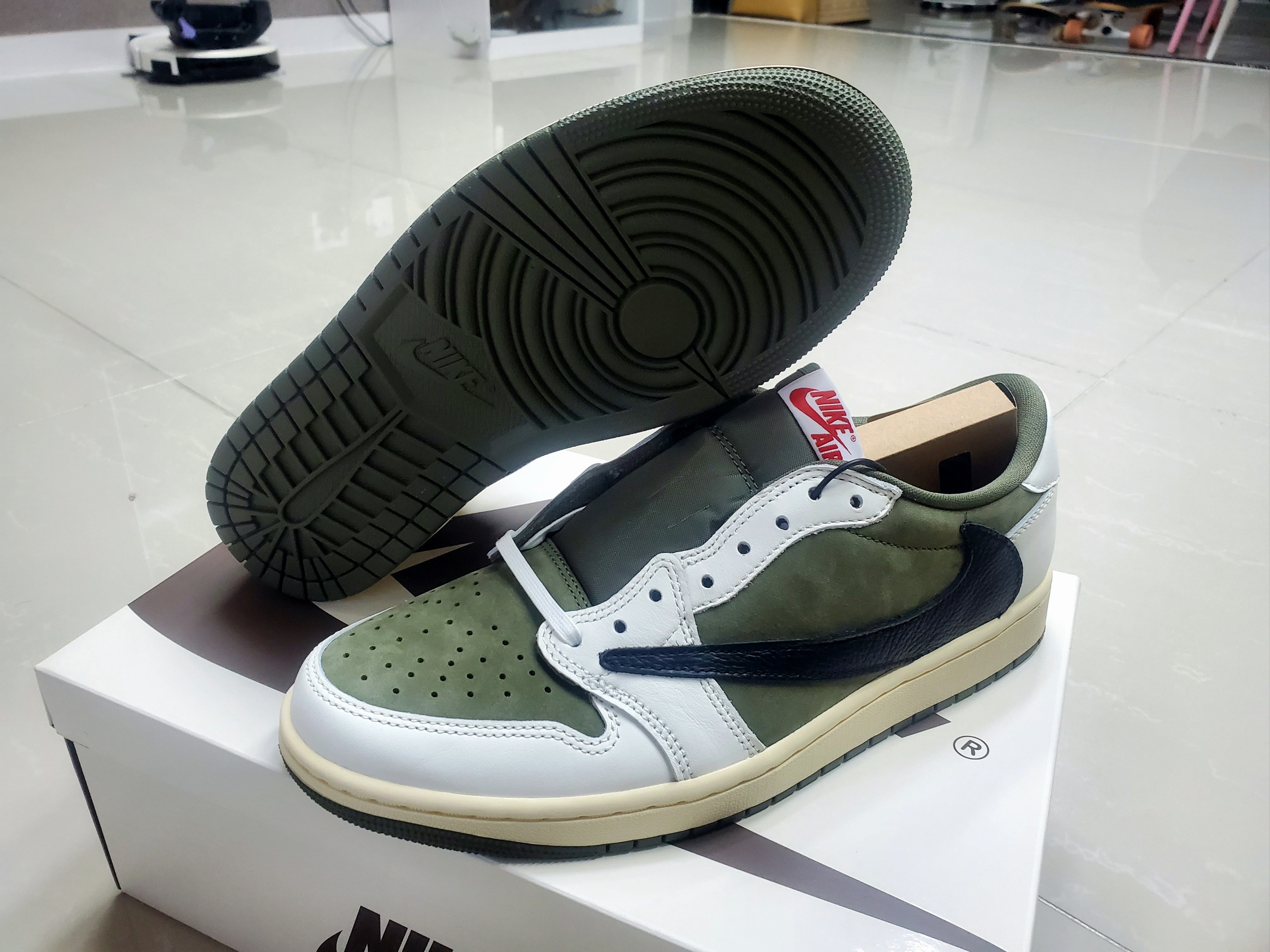 Jordan 1 x Travis Scott Retro Low OG SP Reverse Olive 착용 스타일