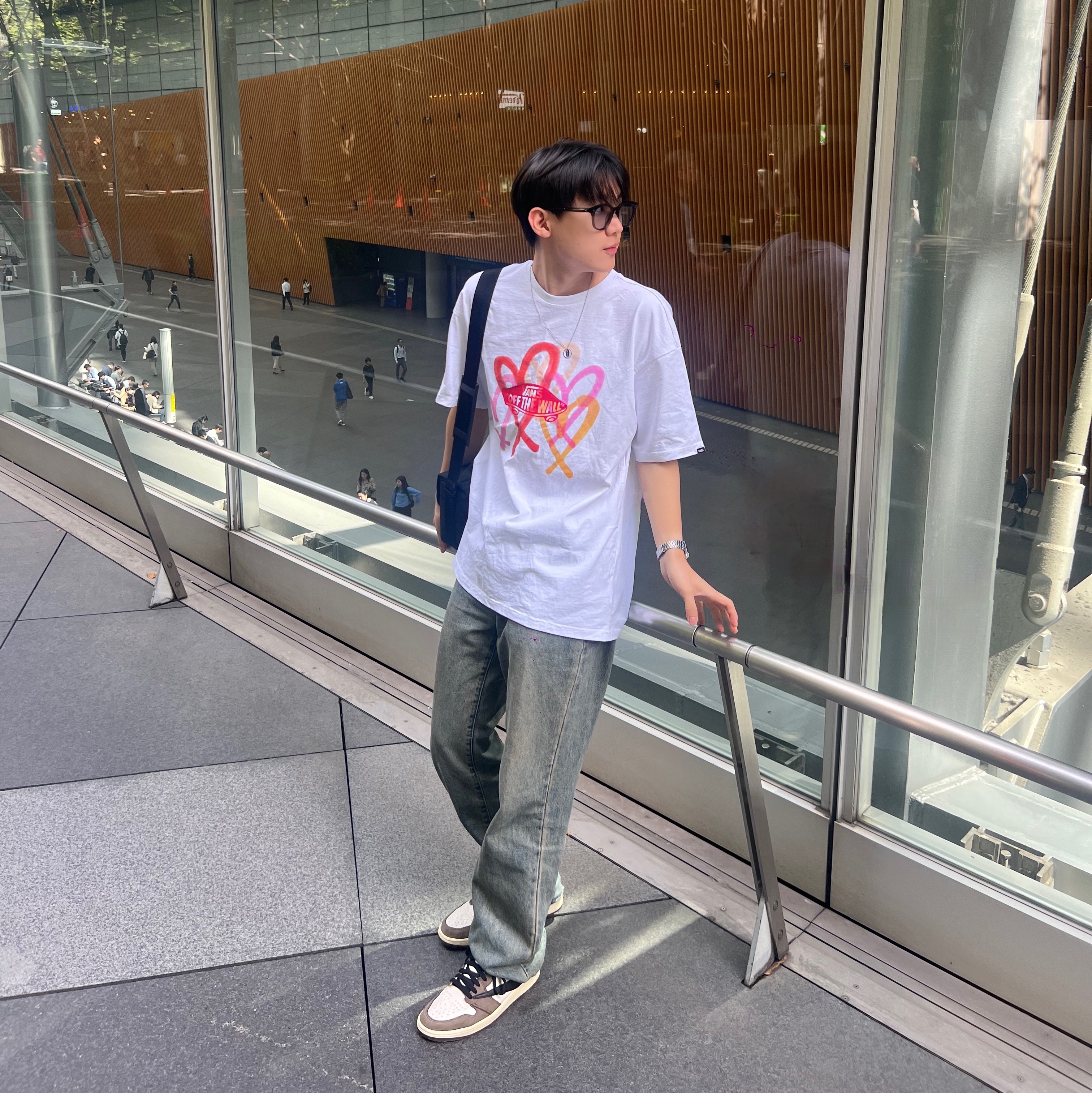 Vans x The Museum Visitor Big Heart GFX T-Shirt White, Jordan 1 x Travis Scott Retro High OG SP Mocha 착용 스타일