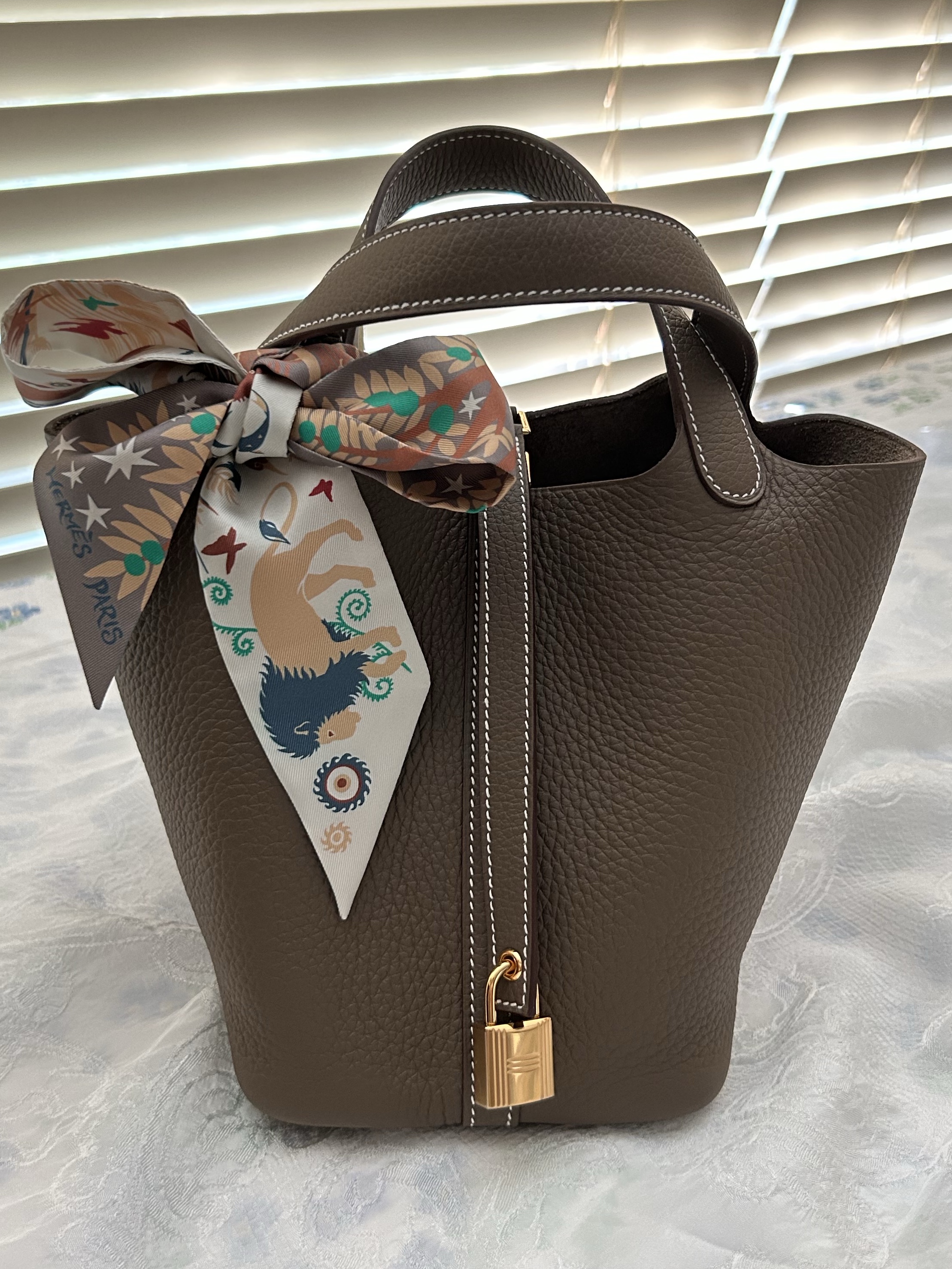 Hermes Picotin Lock 18 Bag Clemence & Gold Etoupe, (W) Hermes Sous Le Charme D'Orphee Twilly Etoupe Creme Vert 착용 스타일