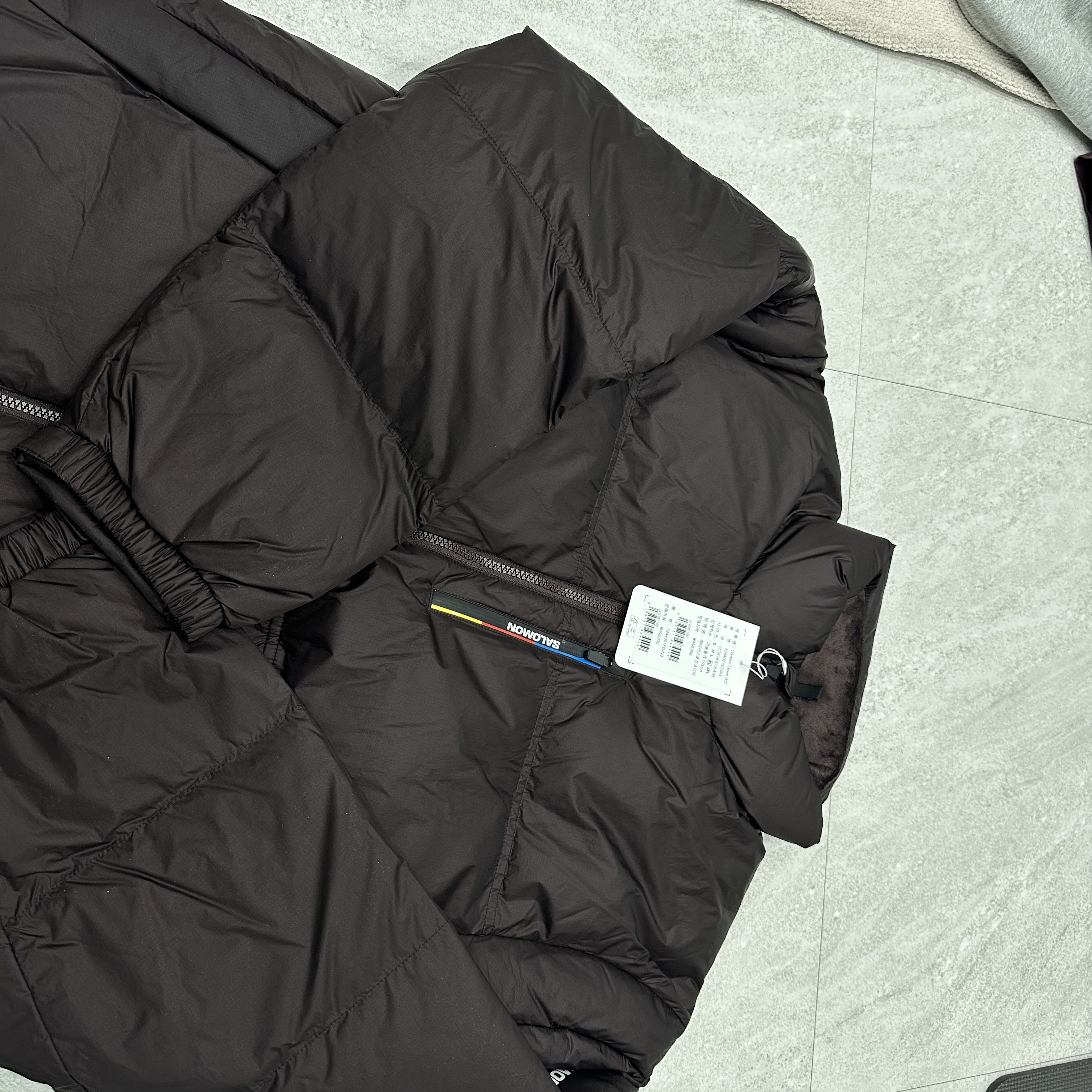 Salomon Contour Down Jacket Chocolate 착용 스타일