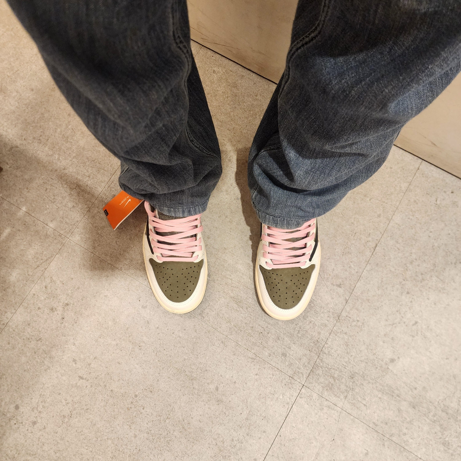 Jordan 1 x Travis Scott Retro Low OG SP Reverse Olive 착용 스타일 - 1