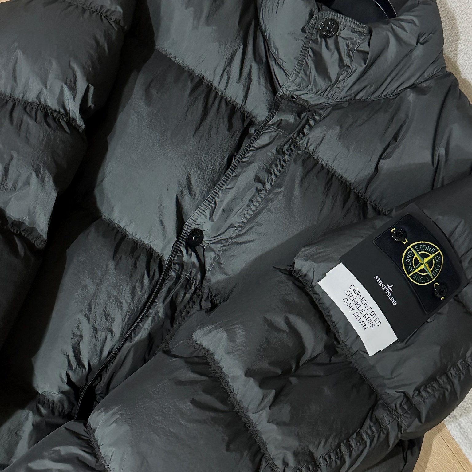 Stone Island 40123 Garment Dyed Crinkle Reps R-NY Down Jacket Lead - 24FW 착용 스타일 - 1