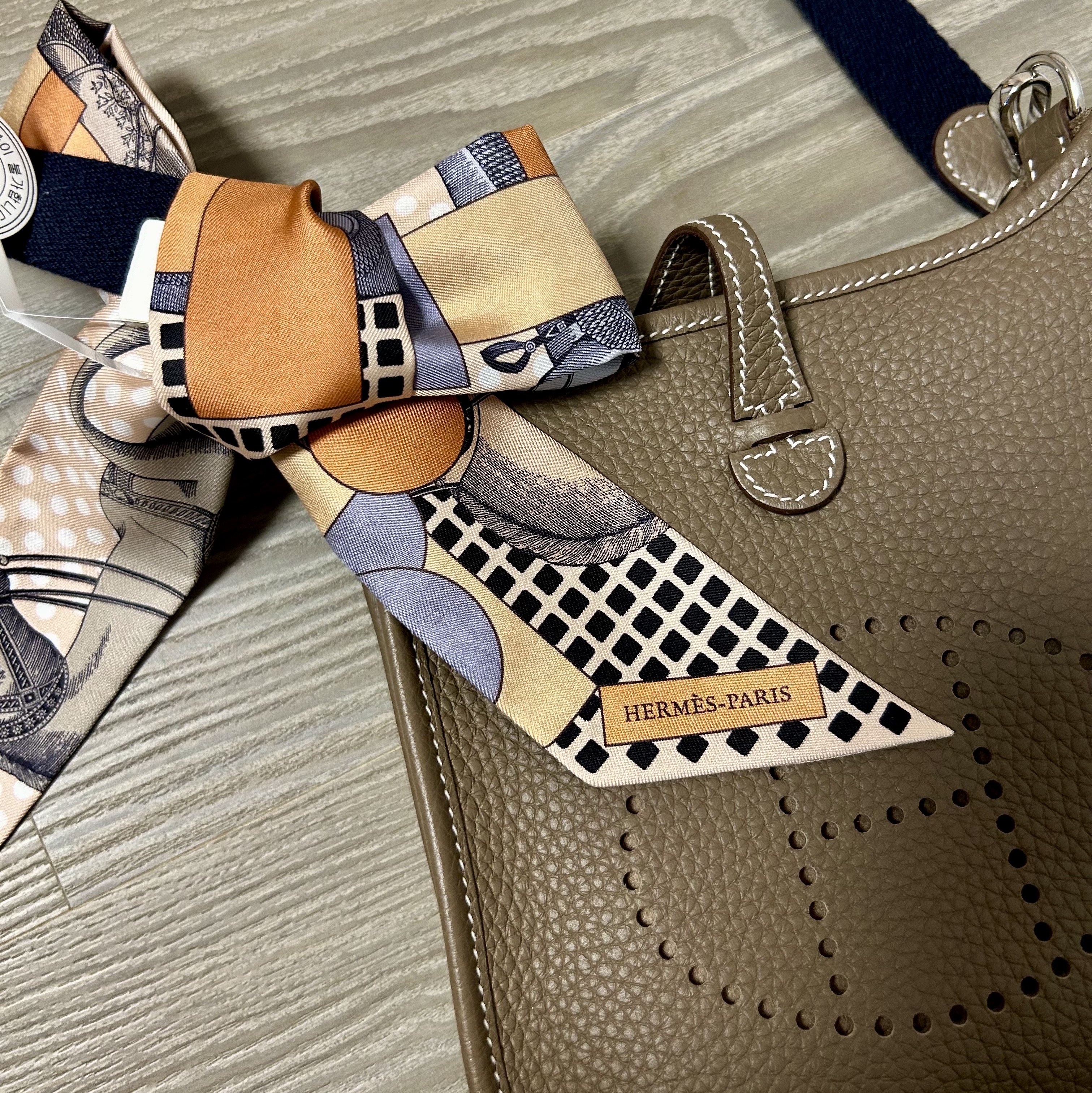 Hermes Evelyne 16 Amazone Bag Clemence & Palladium Etoupe Bleu Indigo, (W) Hermes Cavalier en Formes Twilly Beige Gris Terracotta 착용 스타일
