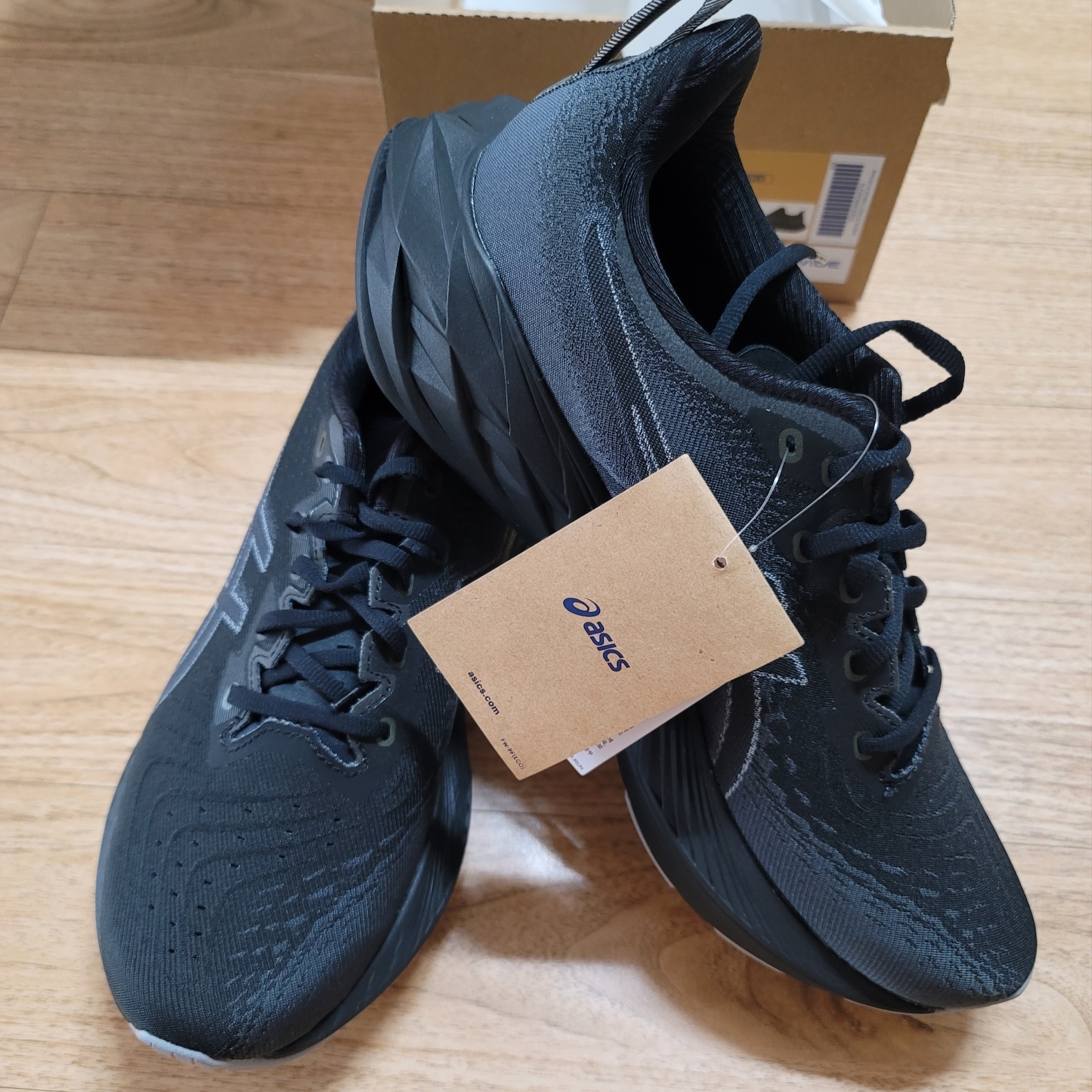 Asics Novablast 4 Black Graphite Grey - 2E Wide 착용 스타일