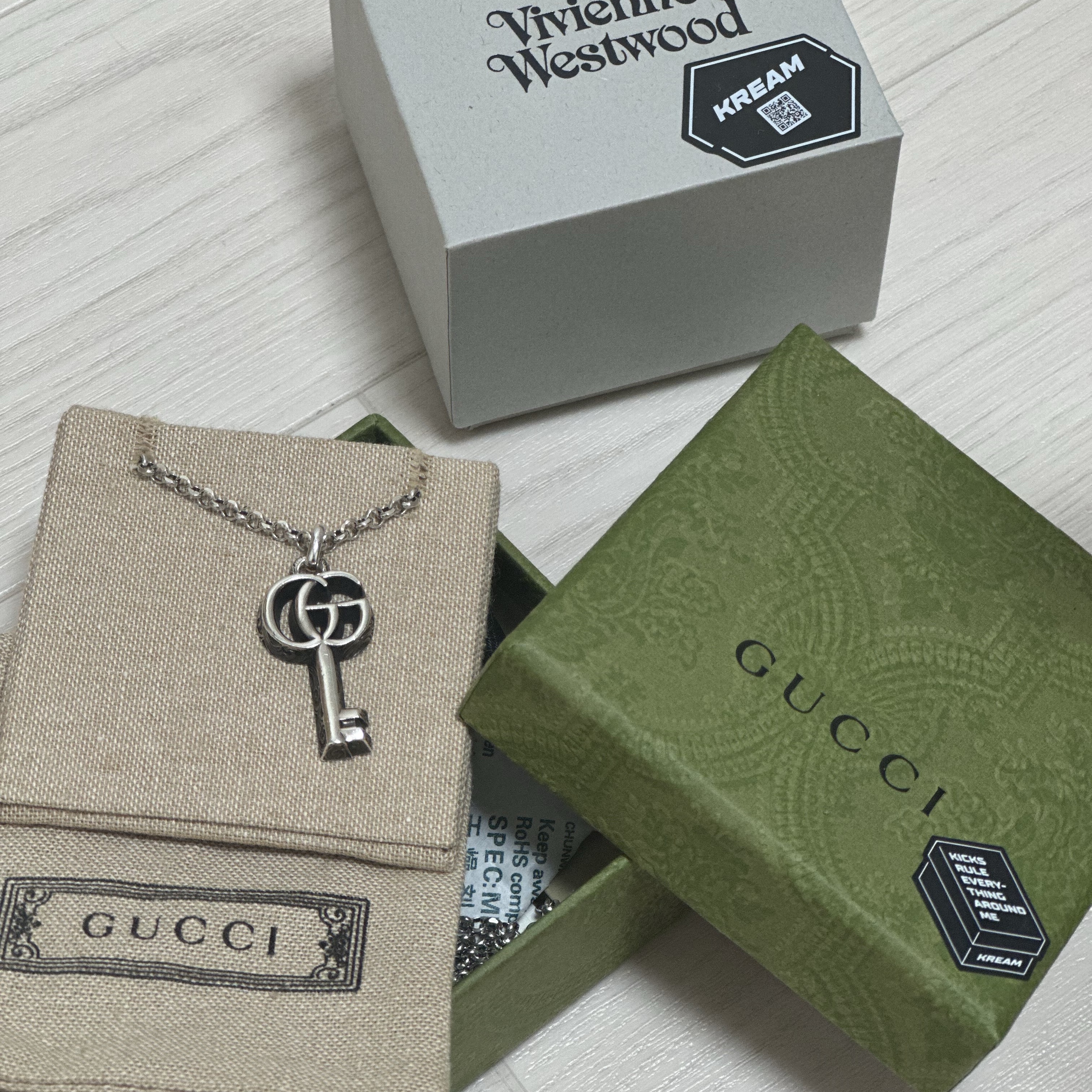 Gucci Double G Key Necklace Silver, Vivienne Westwood Mayfair Bas Relief Pendant Silver 착용 스타일