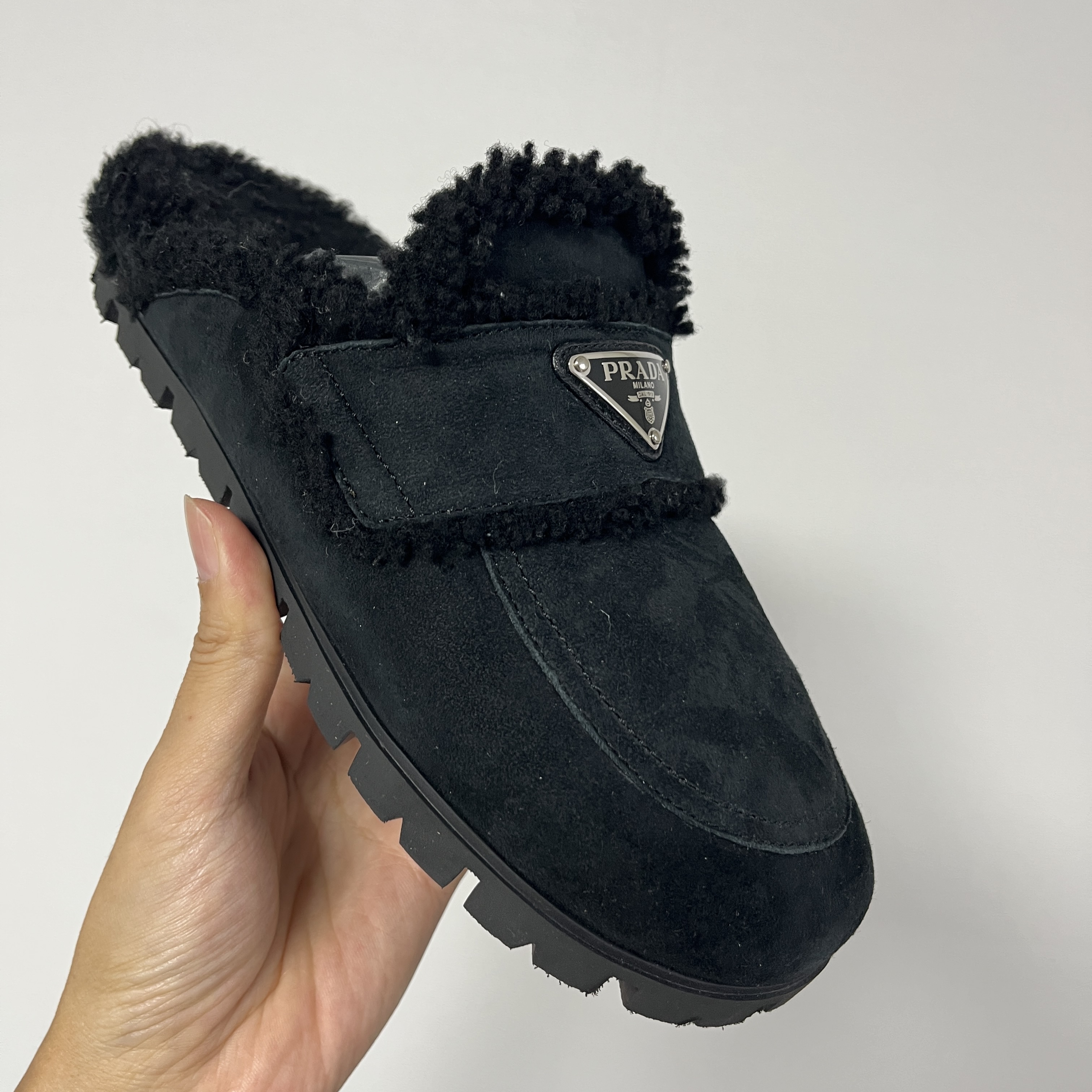 (W) Prada Shearling Slippers Black 착용 스타일 - 1