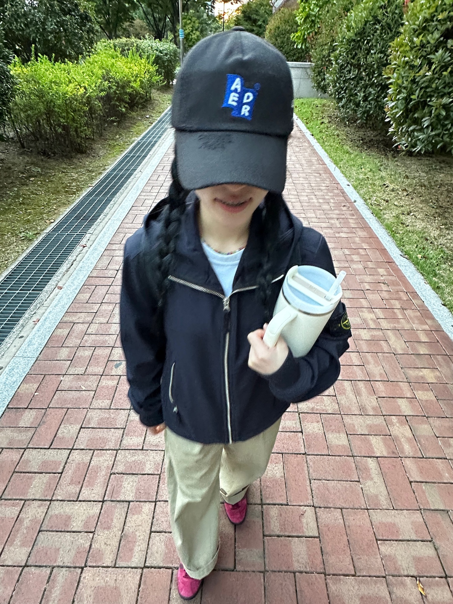 Stanley The Quencher H2.0 FlowState Tumbler 1.18L Cream 2.0, Adidas Tobacco Gruen Collegiate Burgundy 착용 스타일 - 2