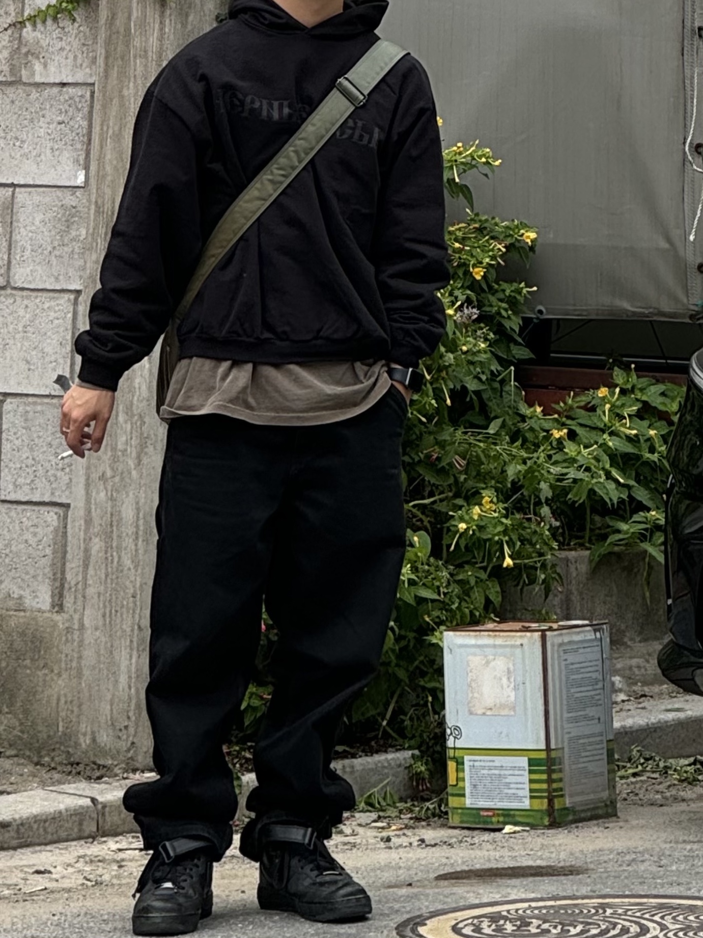 Yeezy x Gosha Rubchinskiy YZY Black Dogs Hoodie Black, Nike Air Force 1 Mid '07 Black 착용 스타일 - 4