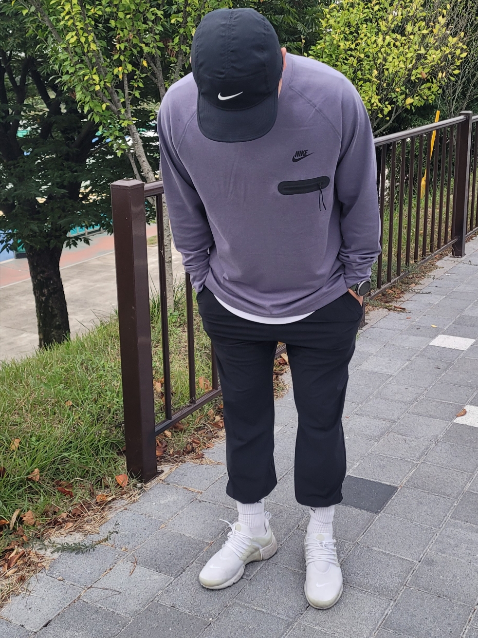 Nike Dri-Fit Club Structured Swoosh Cap Black, NIke Tech Fleece Lightweight Long Sleeve Top Khaki - Asia 착용 스타일