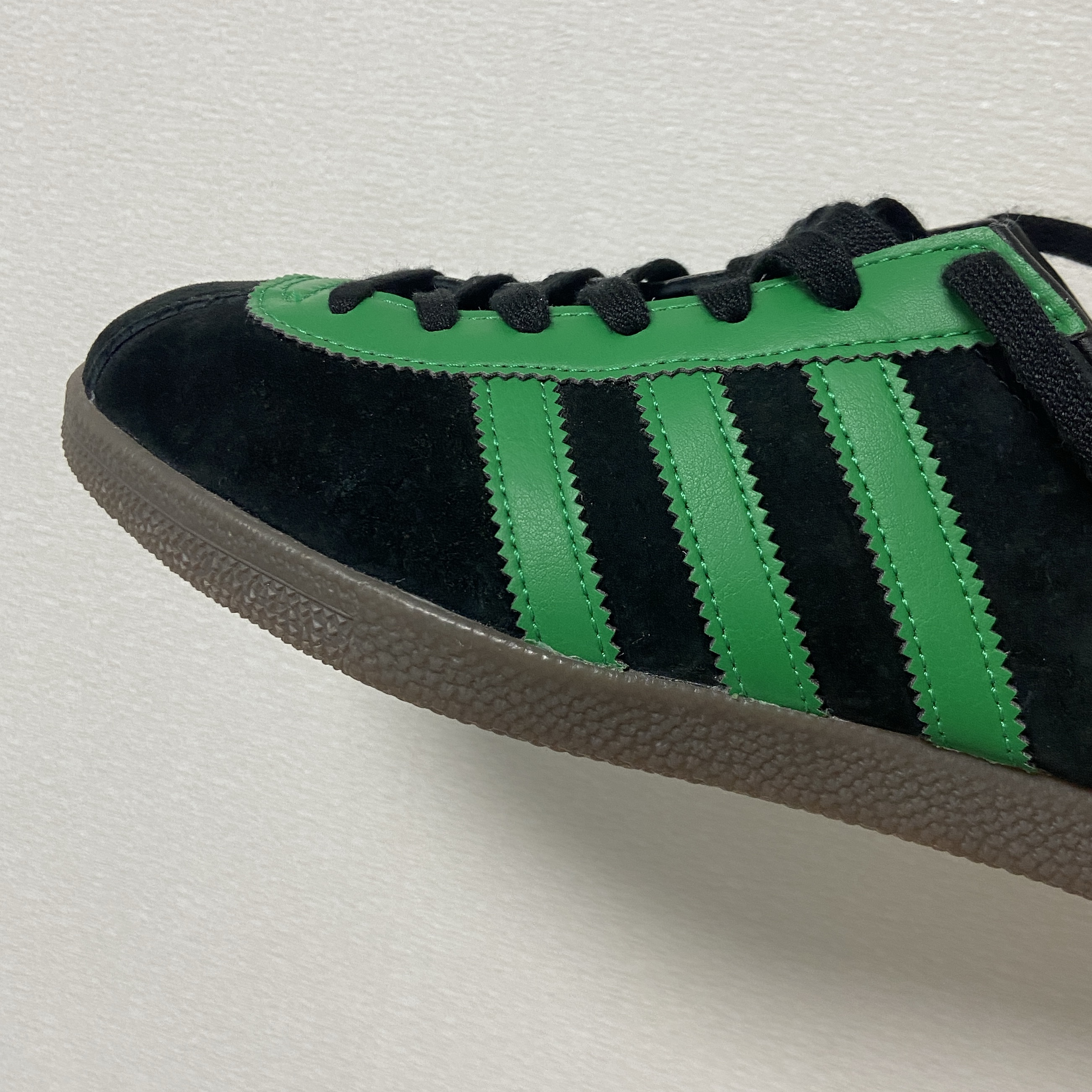 Adidas London Core Black Green 착용 스타일 - 3