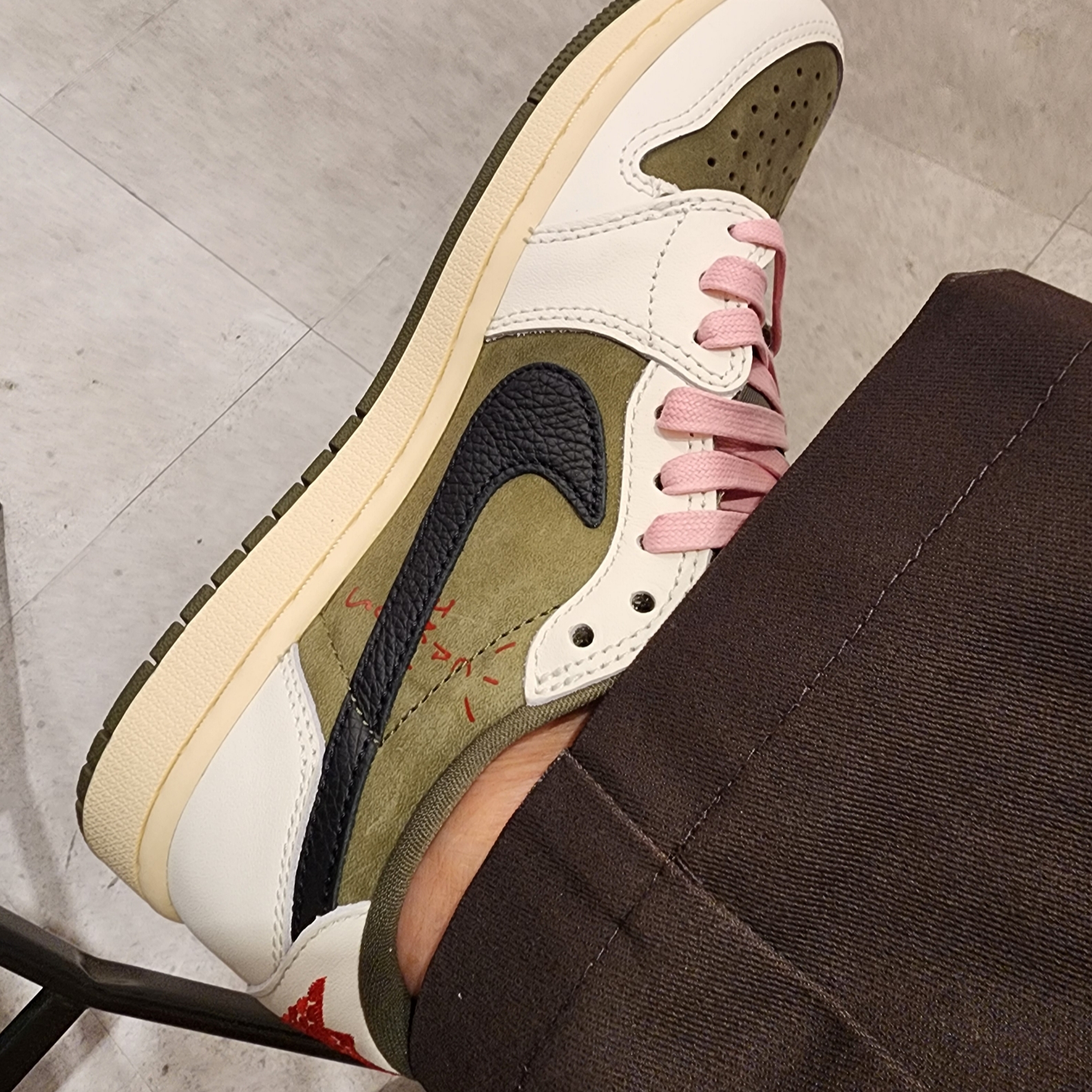 Jordan 1 x Travis Scott Retro Low OG SP Reverse Olive 착용 스타일 - 4