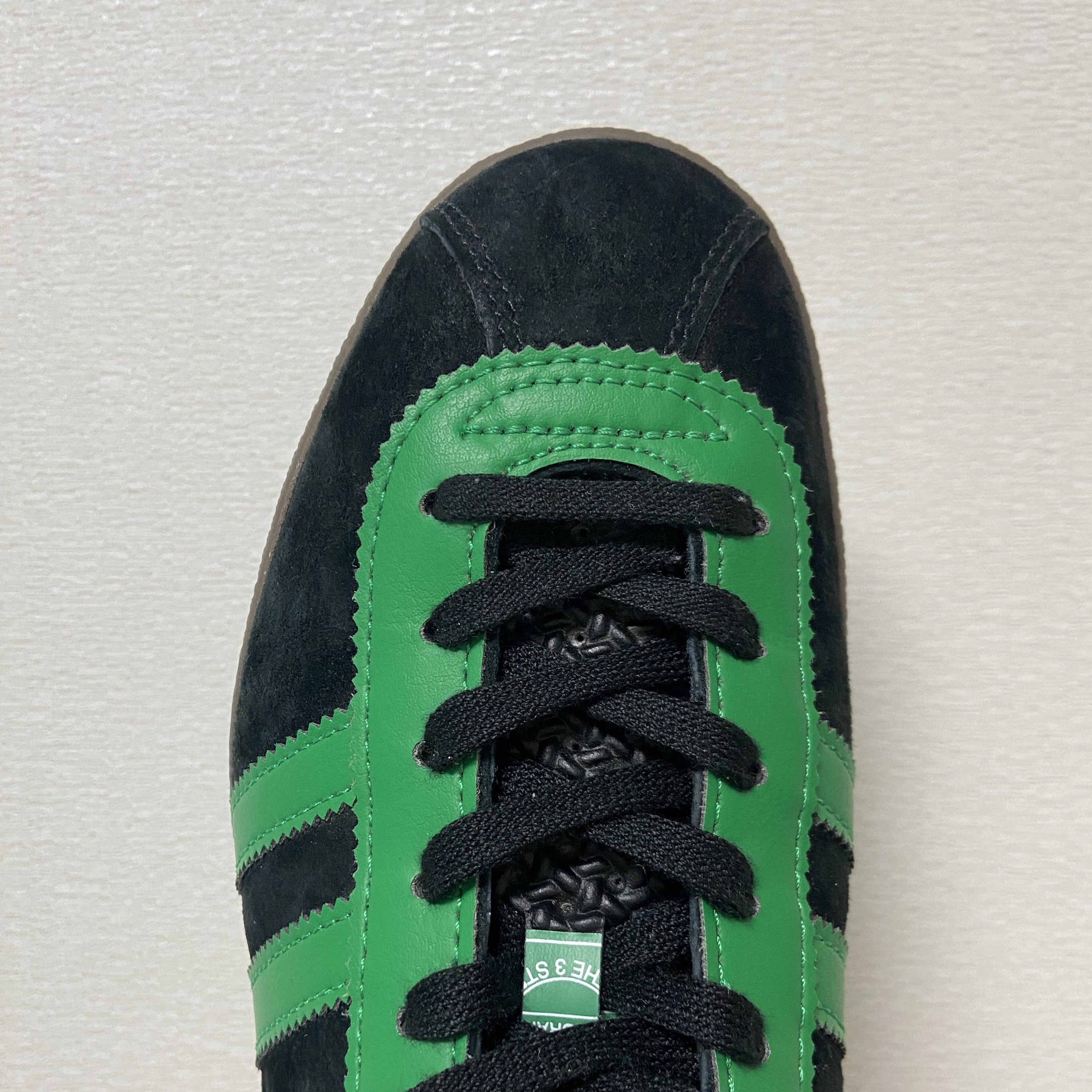 Adidas London Core Black Green 착용 스타일 - 2