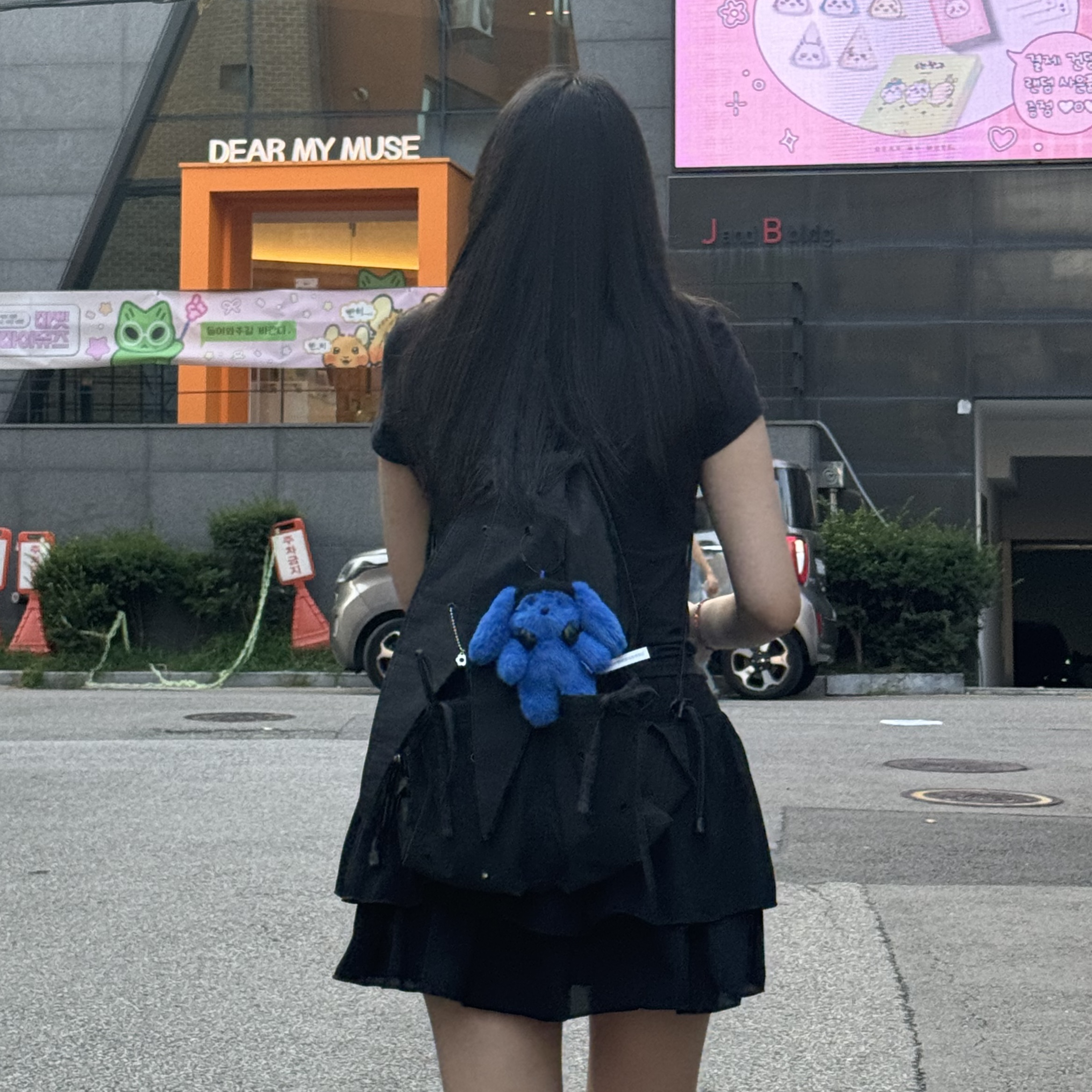 NewJeans x Coller Furry Bunny Plush Keyring Tide Blue, NewJeans x Coller Rabbit String Bag Shade Black 착용 스타일 - 1