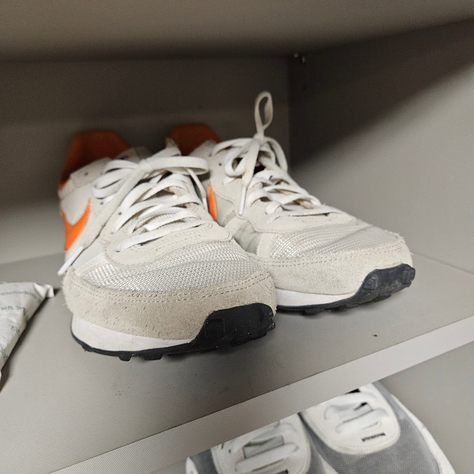 Nike Challenger OG Light Bone Starfish 착용 스타일