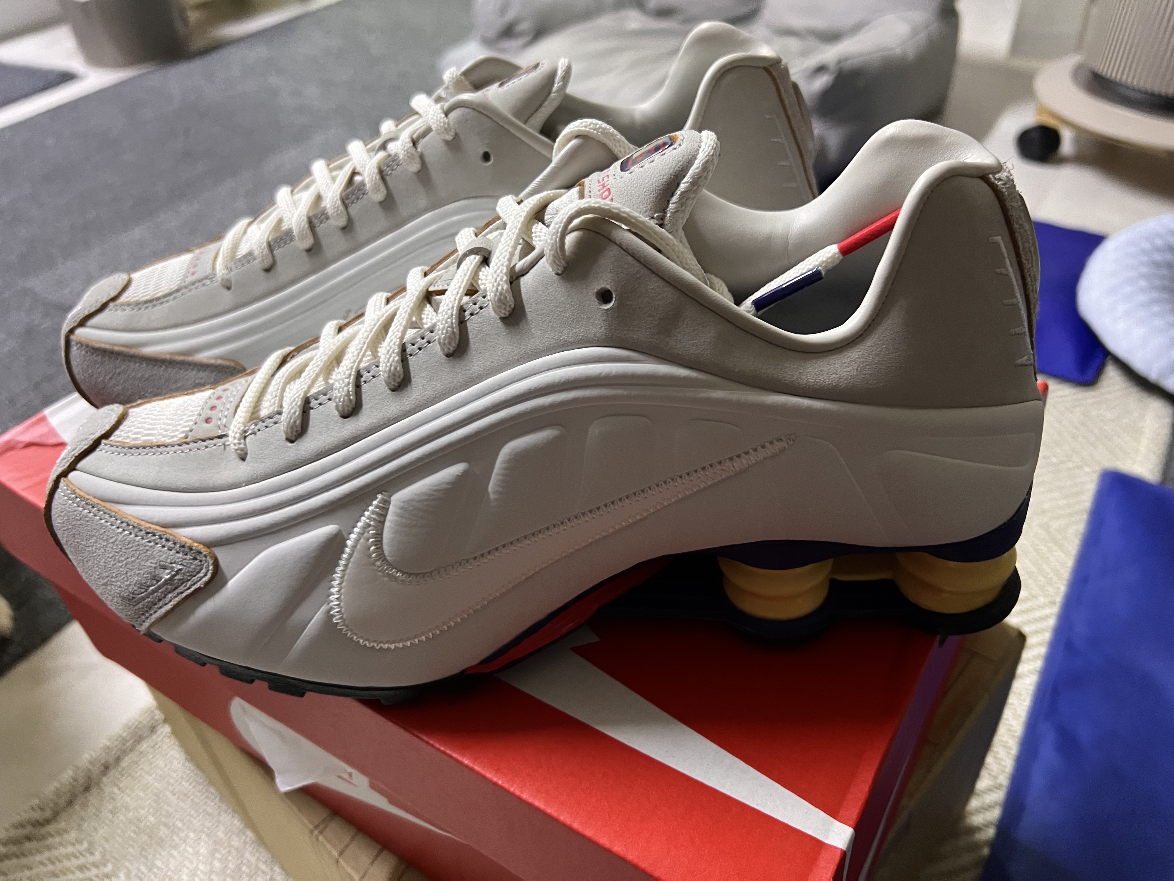 Nike Shox R4 PRM Light Iron Ore and Phantom 착용 스타일