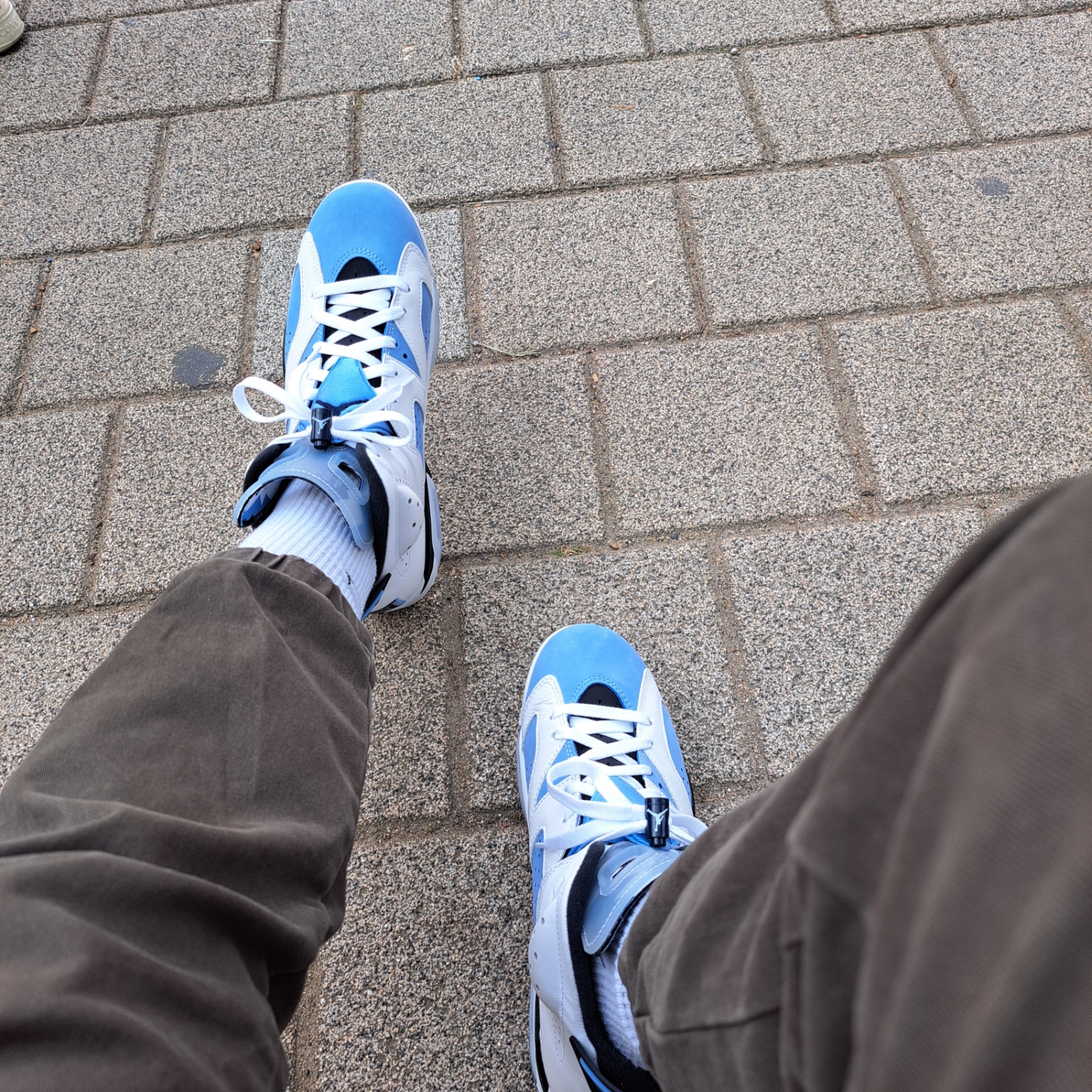 Jordan 6 Retro University Blue 착용 스타일 - 1