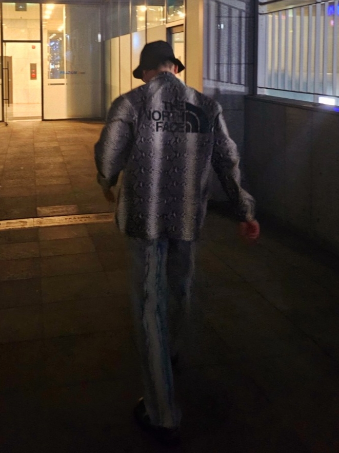 Supreme Regular Jean Snake - 24FW, Supreme x The North Face Snakeskin Taped Seam Coaches Jacket Black - 18SS 착용 스타일 - 4