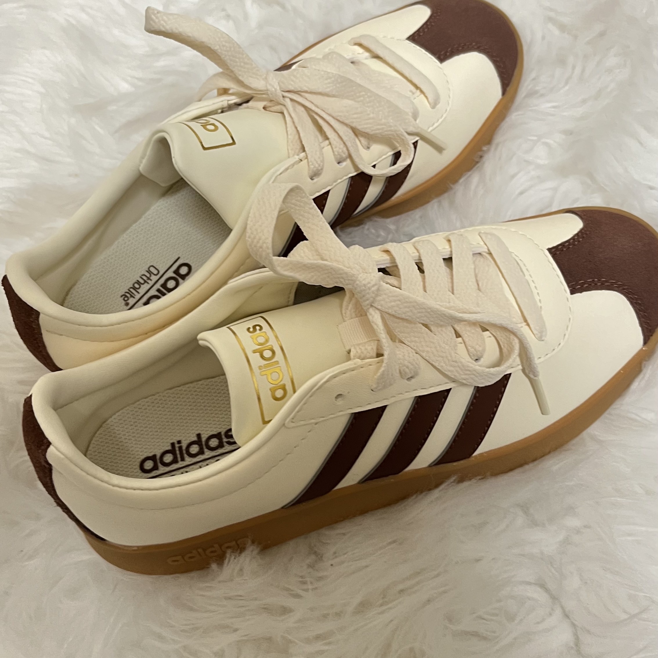 Adidas VL Court 2.0 Cream Brown 착용 스타일