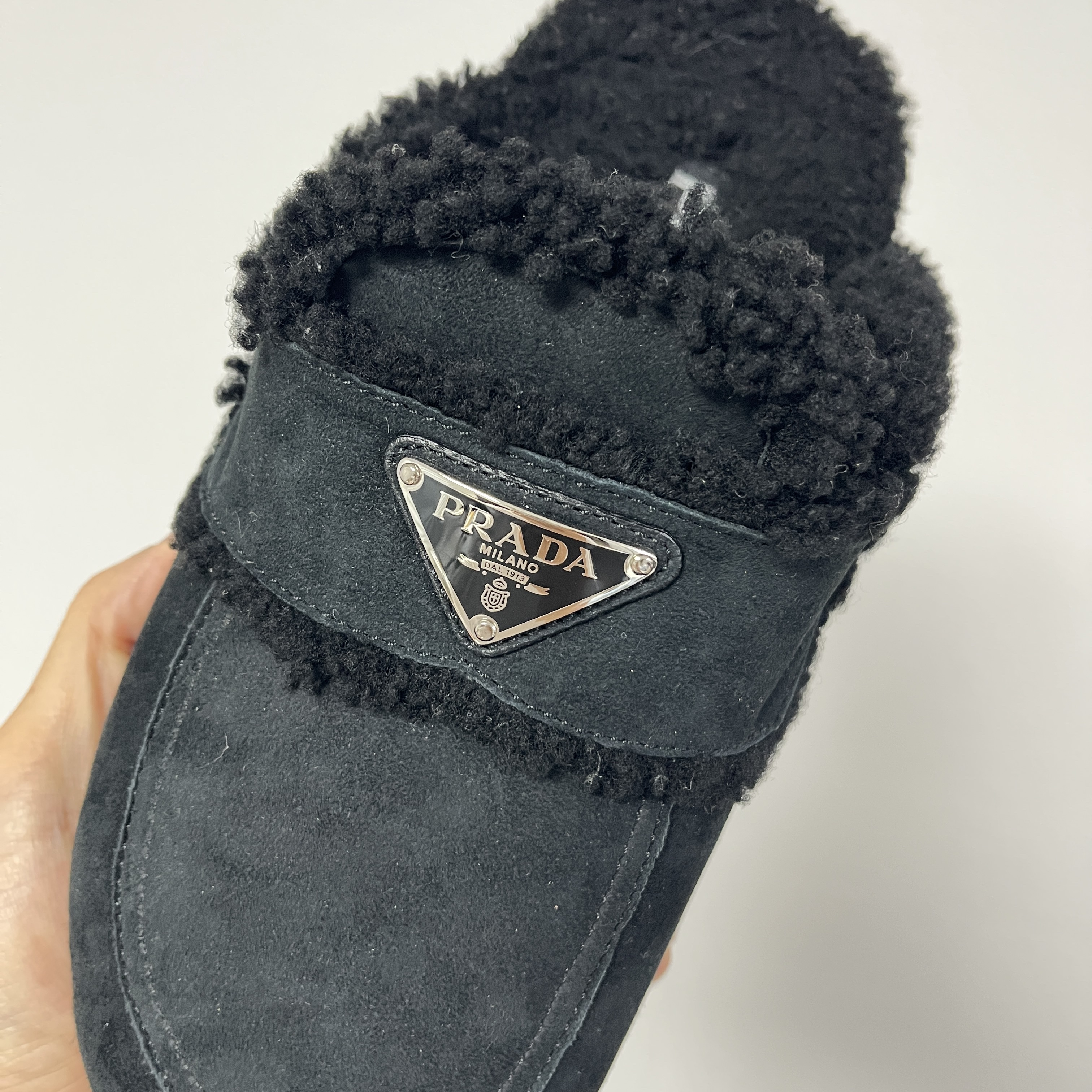 (W) Prada Shearling Slippers Black 착용 스타일 - 2