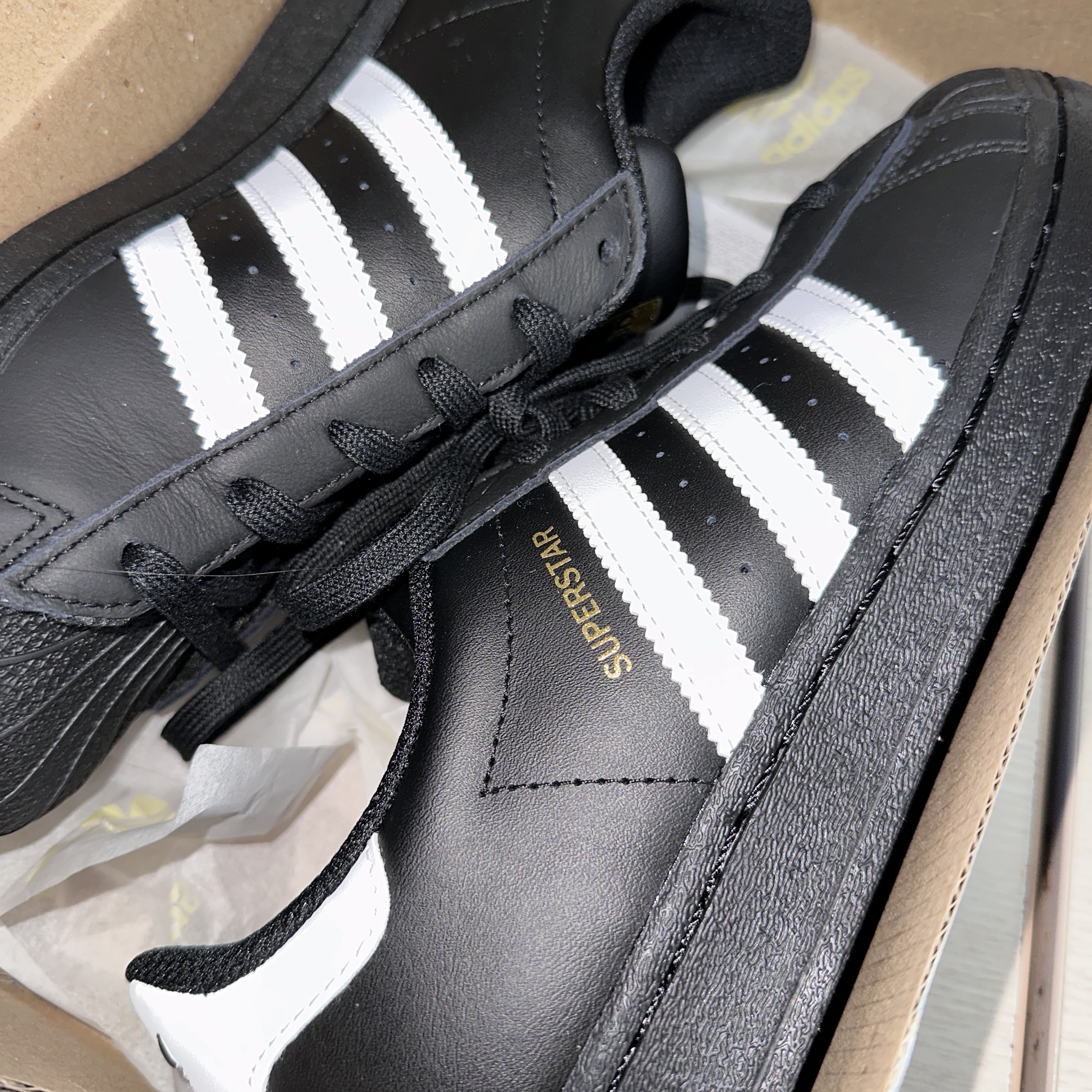 (J) Adidas Superstar Black White 착용 스타일
