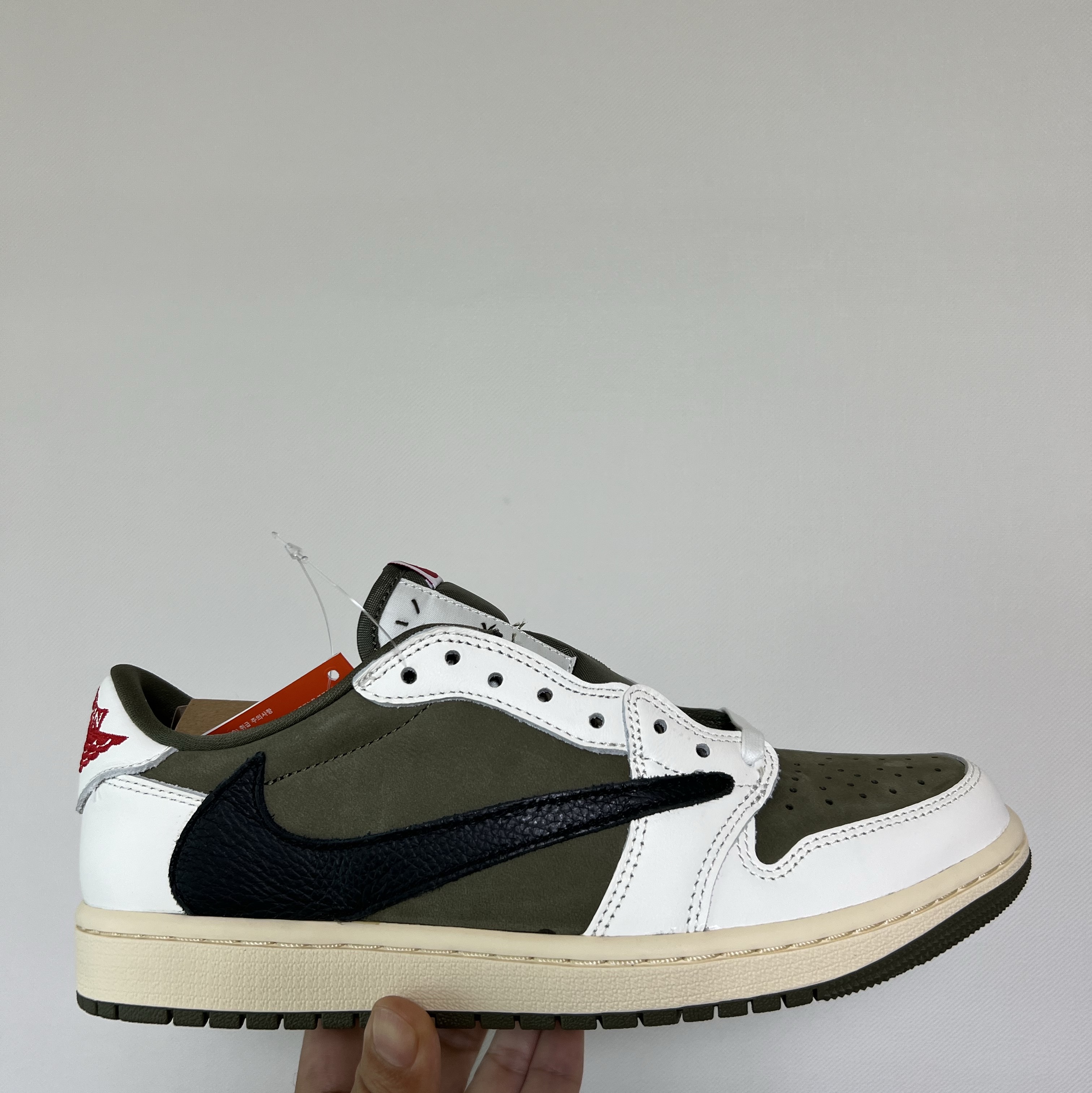 Jordan 1 x Travis Scott Retro Low OG SP Reverse Olive 착용 스타일 - 1