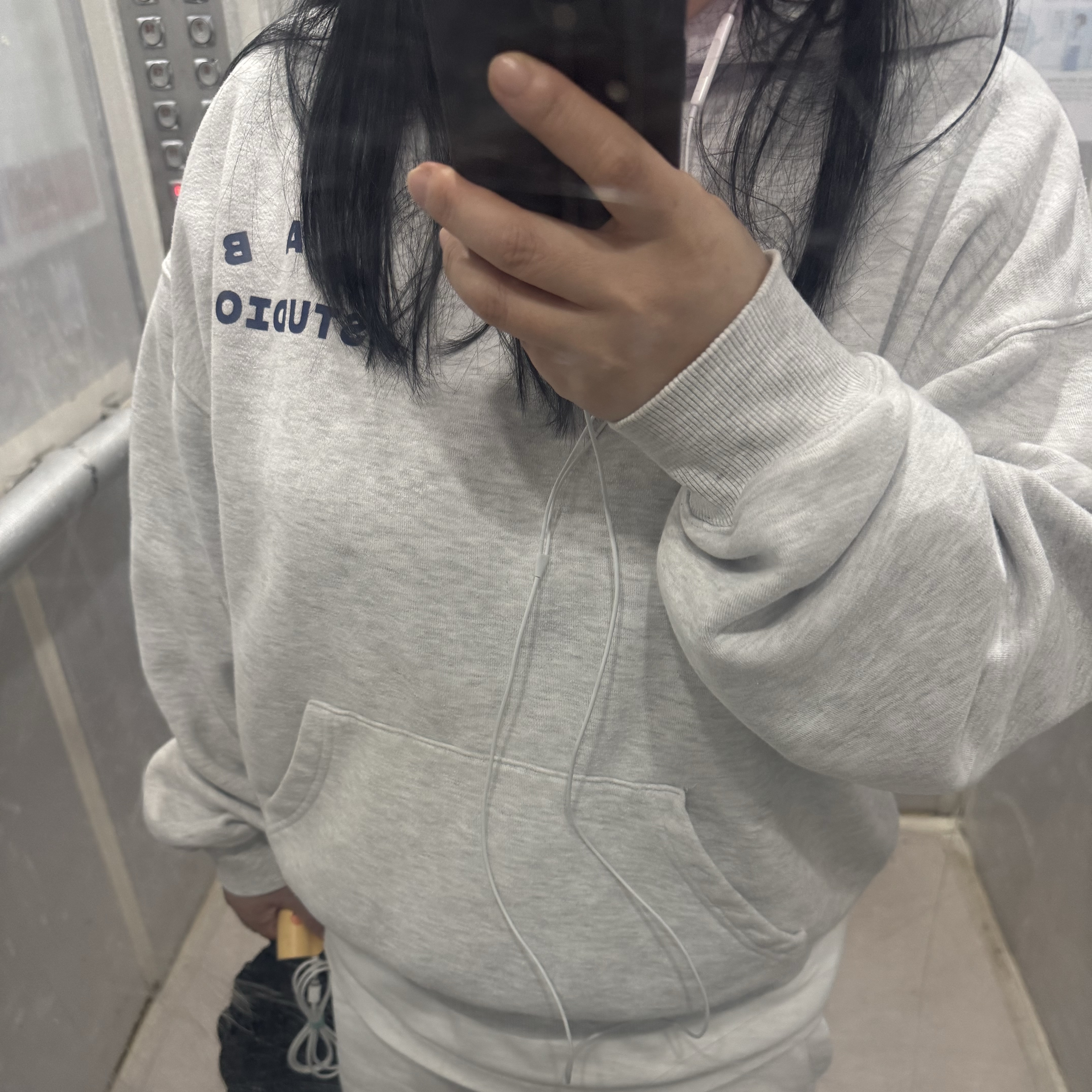 IAB Studio Hoodie Light Gray, COS Quilted Micro Bag Black 착용 스타일