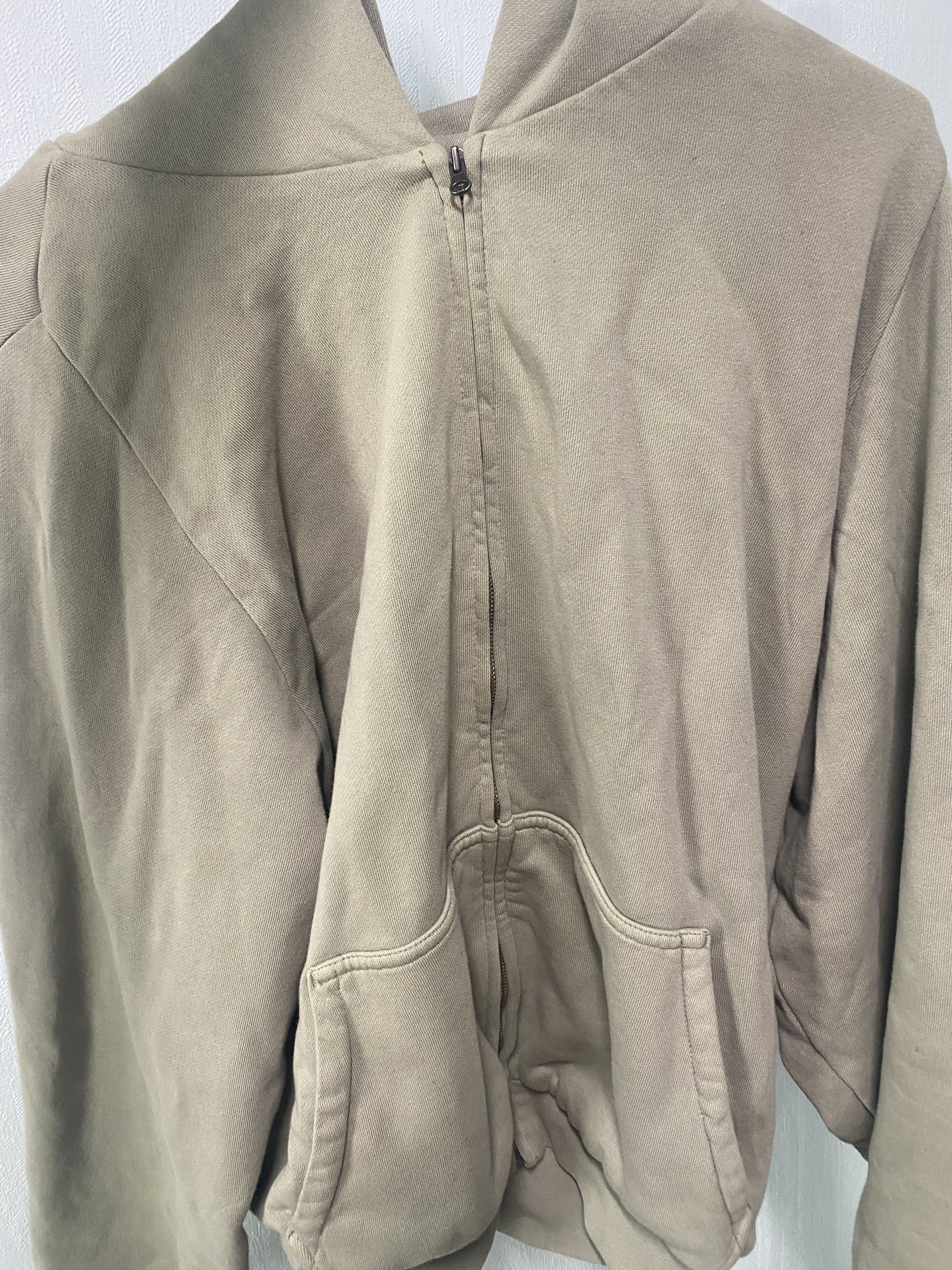 Yeezy YZY Zip-Up Hoodie Grey 착용 스타일