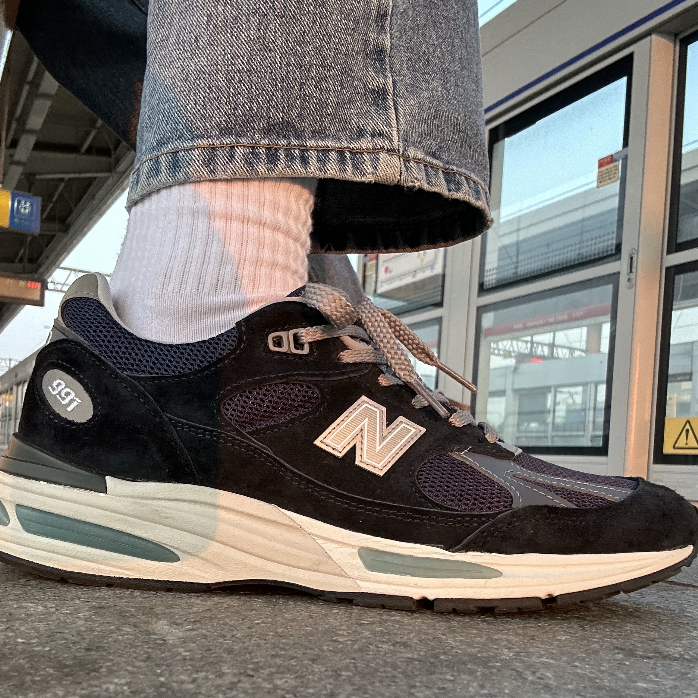 New Balance 991v2 Made in UK Dark Navy Smoked Pearl 착용 스타일