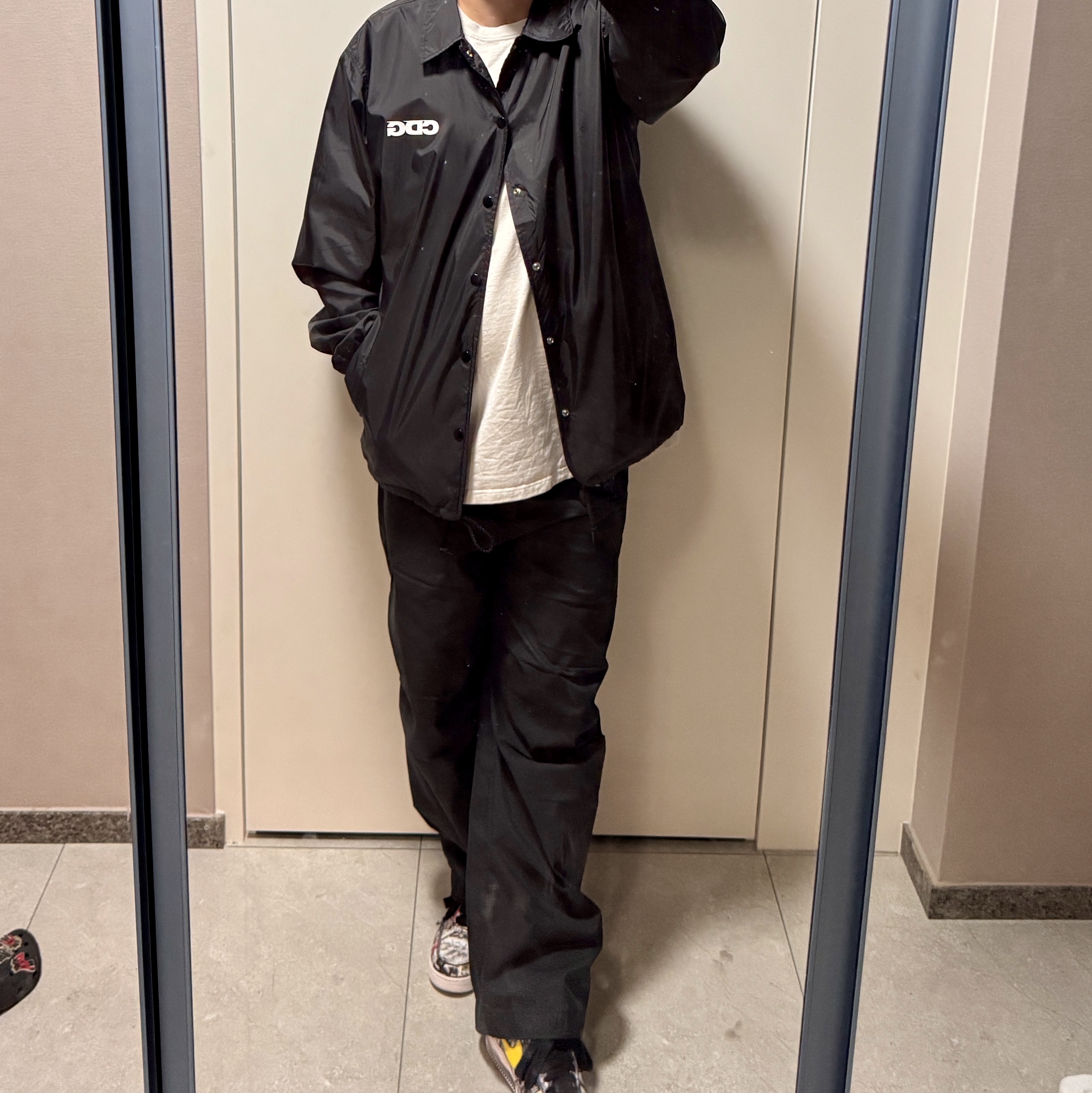 CDG Coach Jacket5 Black, Stussy x Our Legacy Work Shop Surf Skull Pigment Dyed T-Shirt Natural 착용 스타일