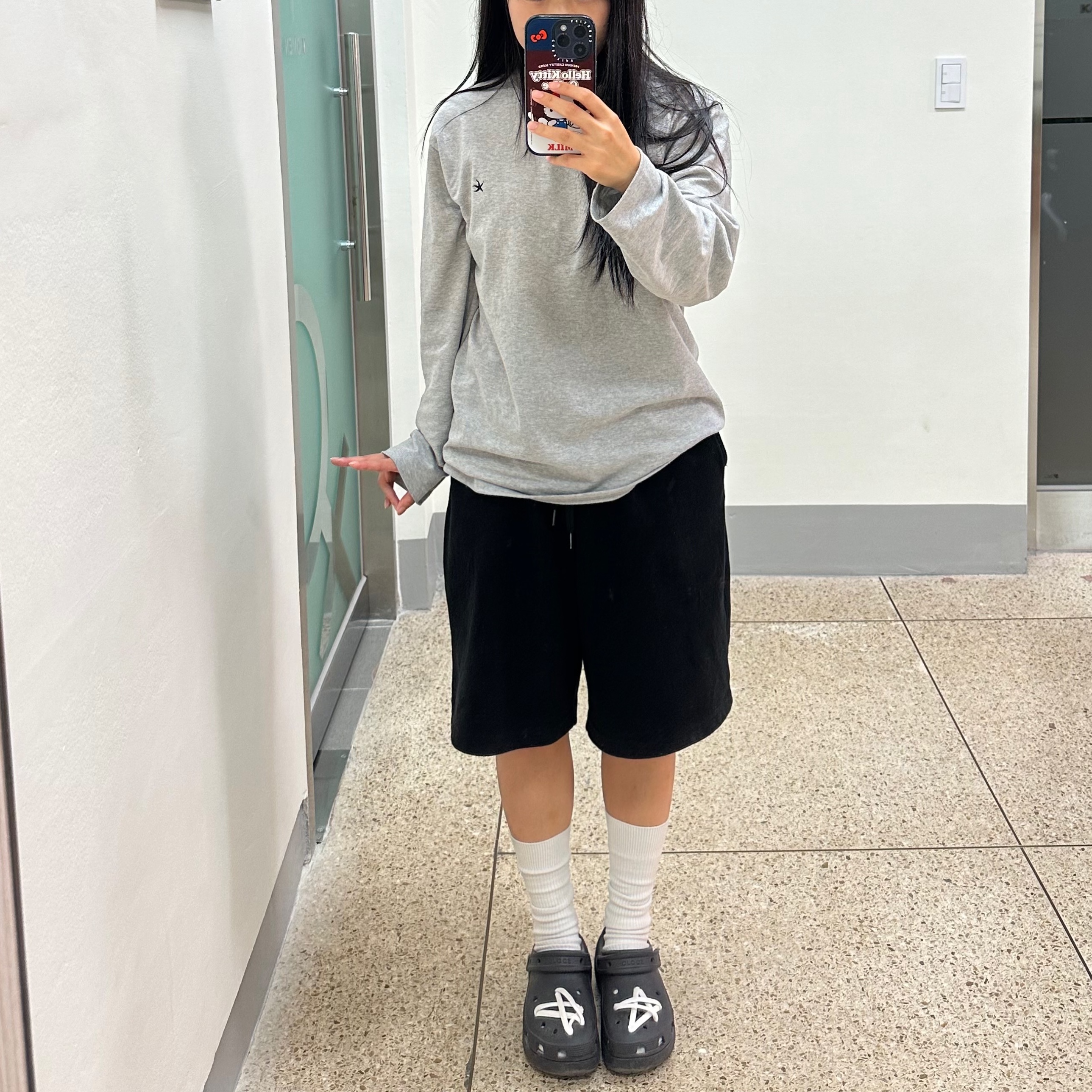 Casetify x Hello Kitty iPhone 50th Anniversary Sticker Magsafe Mirror Case Silver, (W) Crocs Classic Platform Clog Black 착용 스타일
