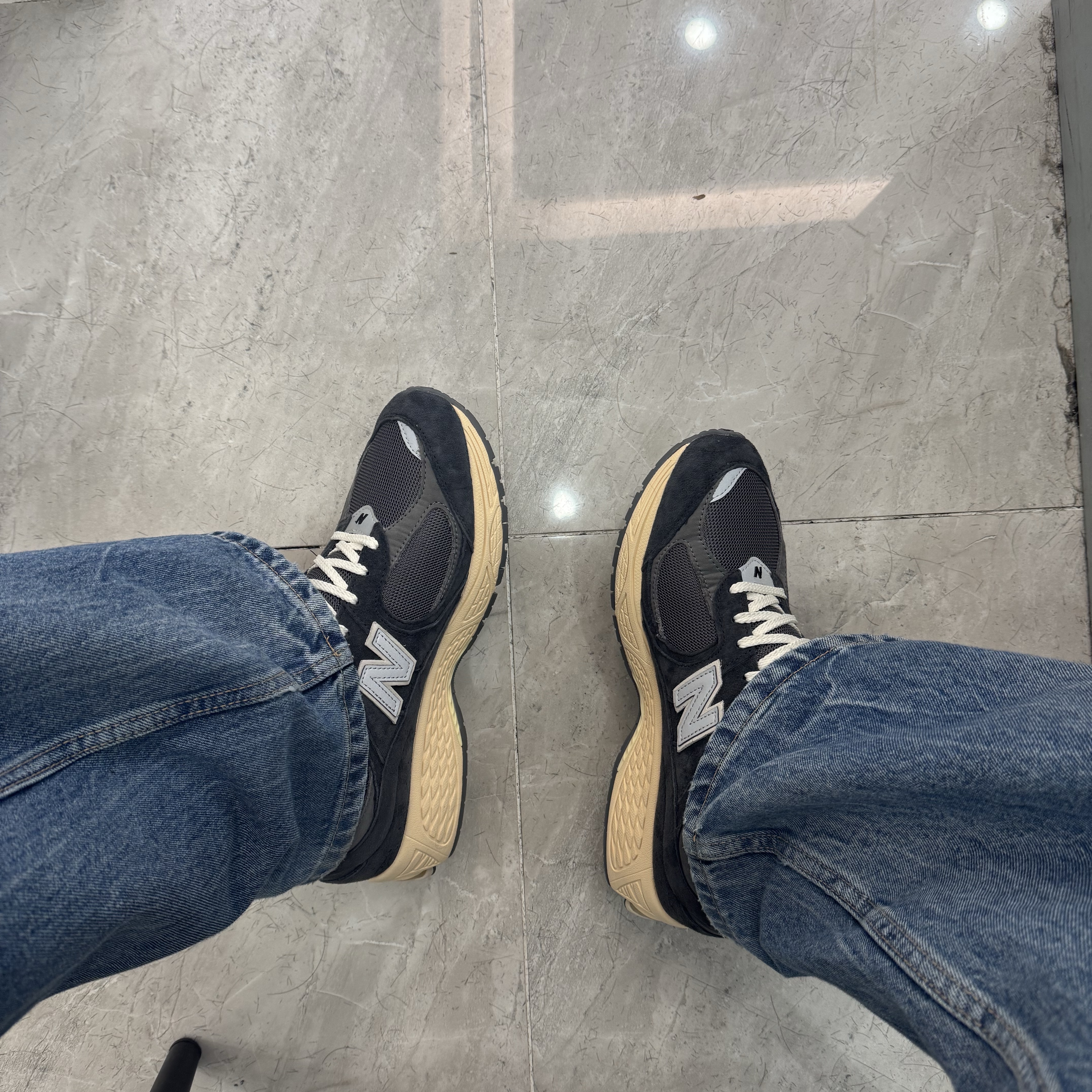 New Balance 2002R Special Vintage Black Grey 착용 스타일