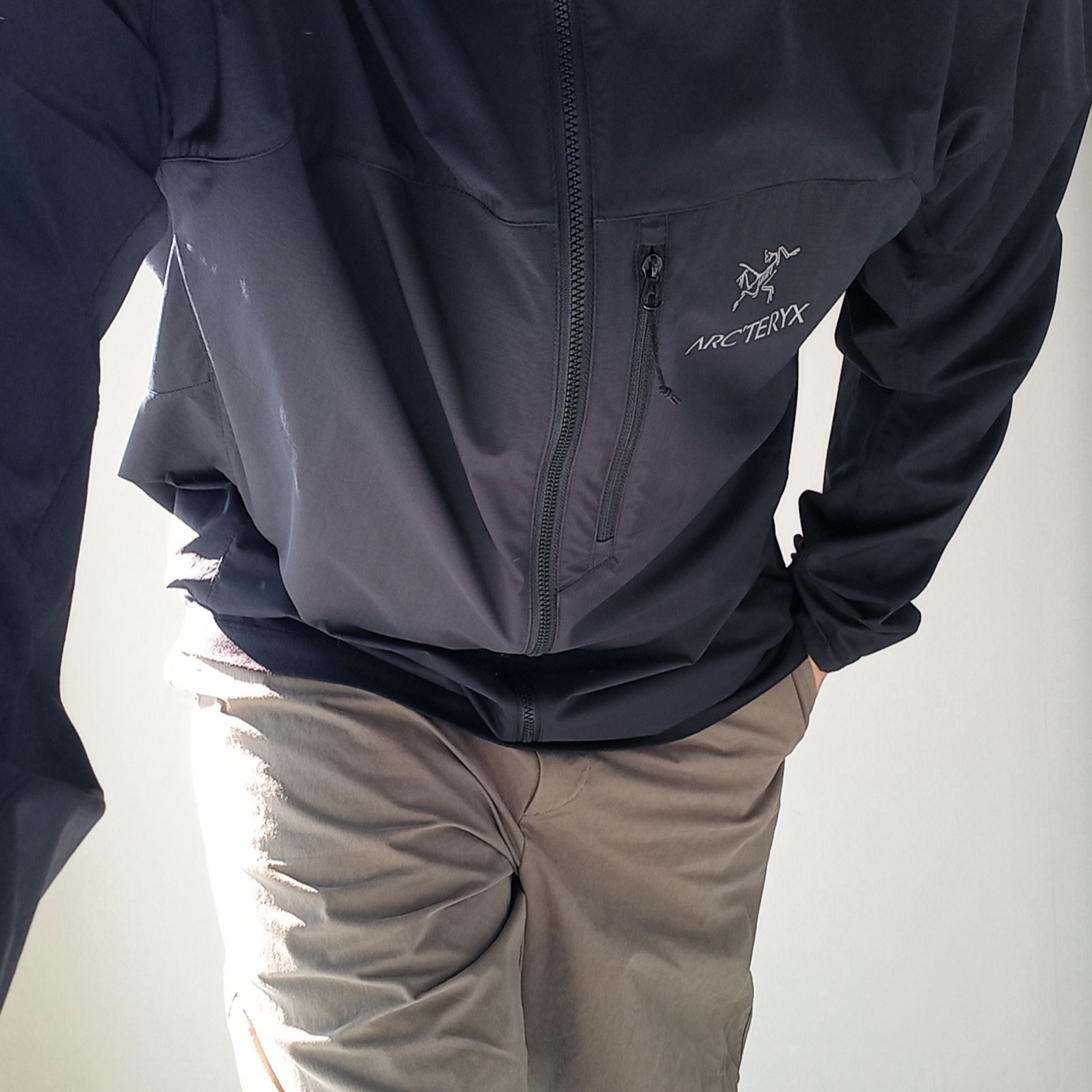 Arc'teryx Squamish Hoody Black, Arc'teryx Arc'word T-Shirt Black 착용 스타일 - 3