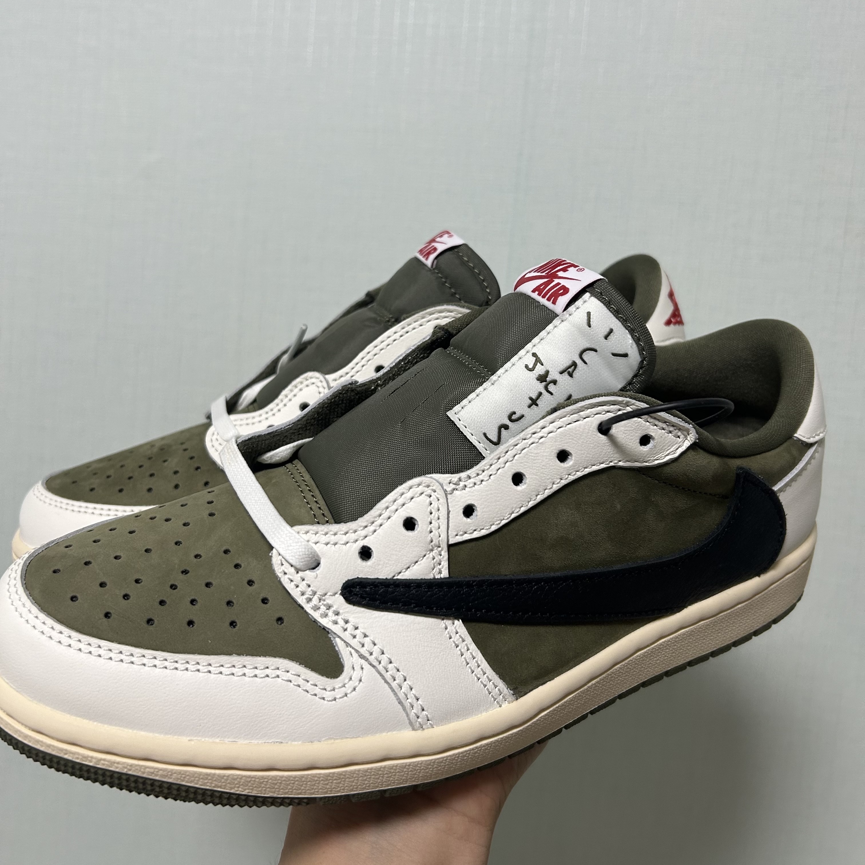 Jordan 1 x Travis Scott Retro Low OG SP Reverse Olive 착용 스타일