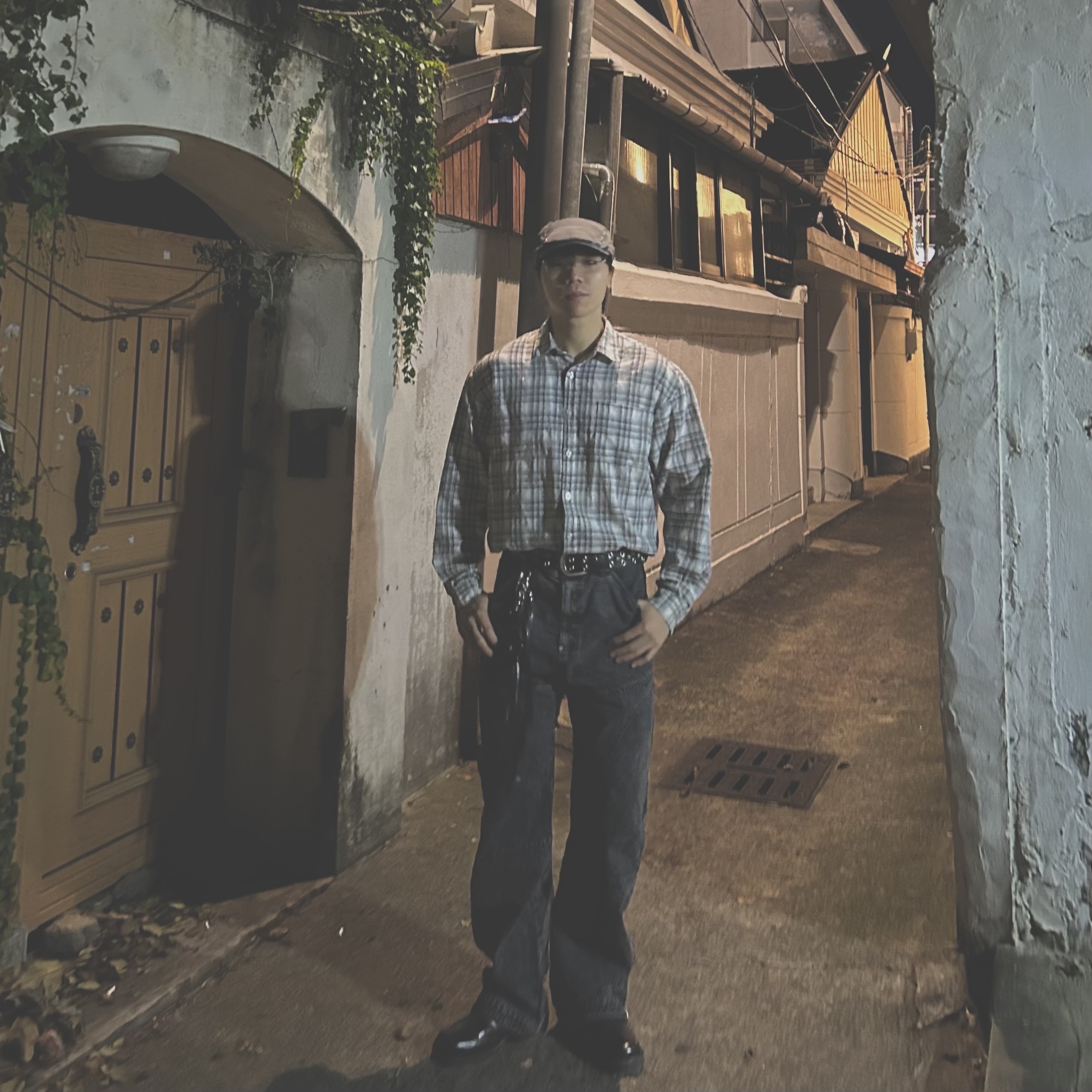 Our Legacy Camion Boot Olive Leather, Nos Couleurs Paisley Rivet Hunting Cap Black 착용 스타일
