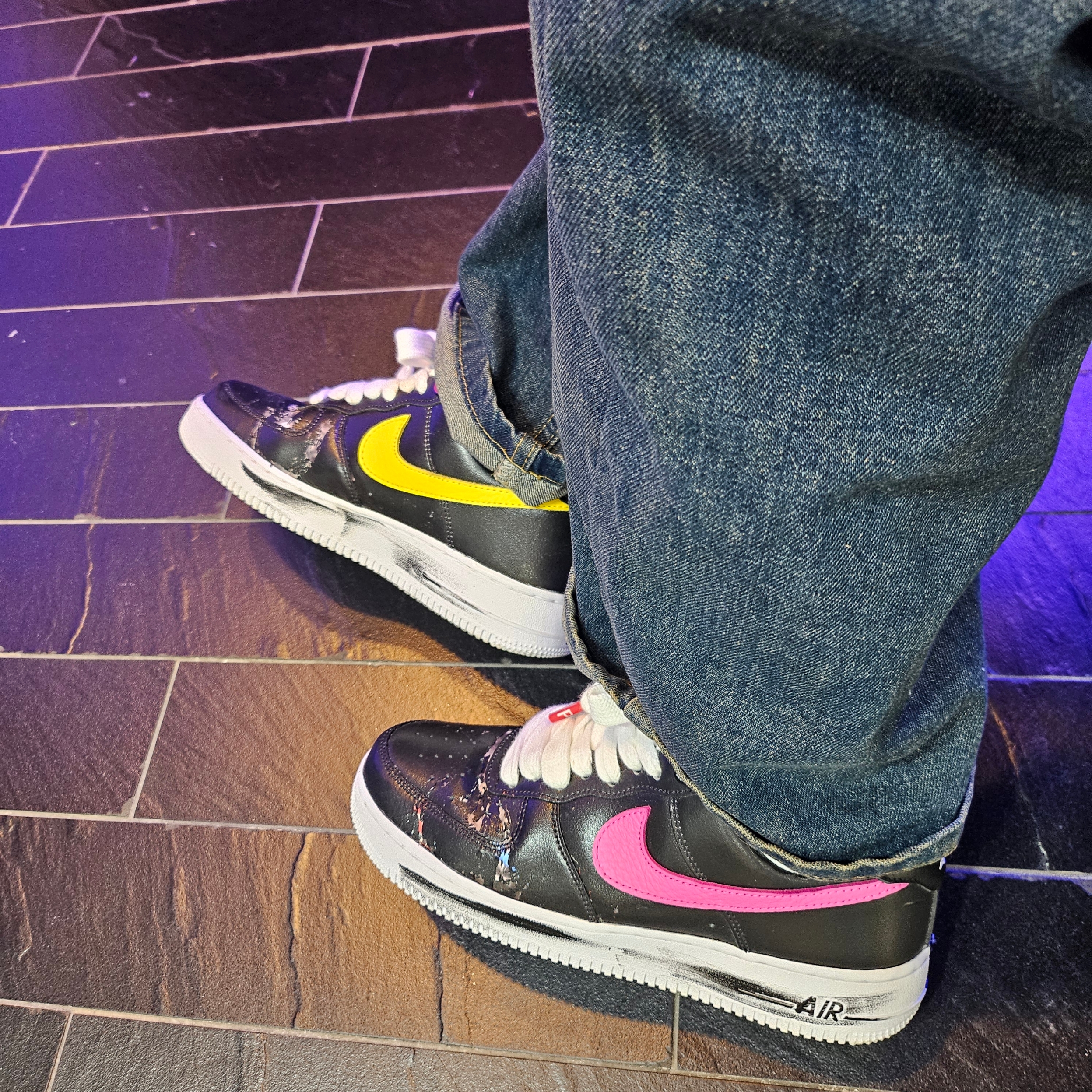 Nike x Peaceminusone Air Force 1 Low Para-Noise 3.0 Black and Multicolor, Stussy Locations Pigment Dyed T-Shirt Black 착용 스타일 - 2
