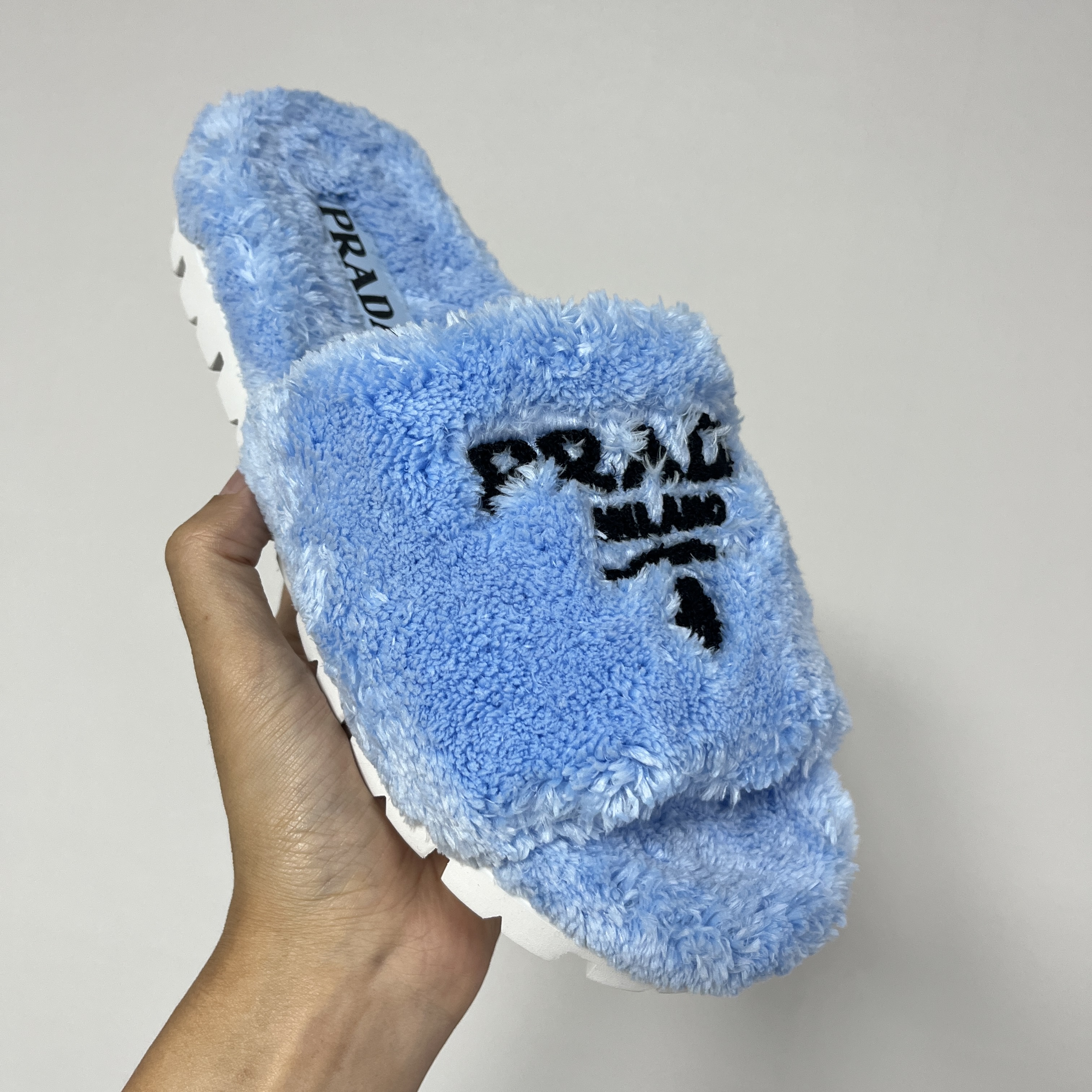 (W) Prada Terry Cloth Slides Celeste Black 착용 스타일 - 1