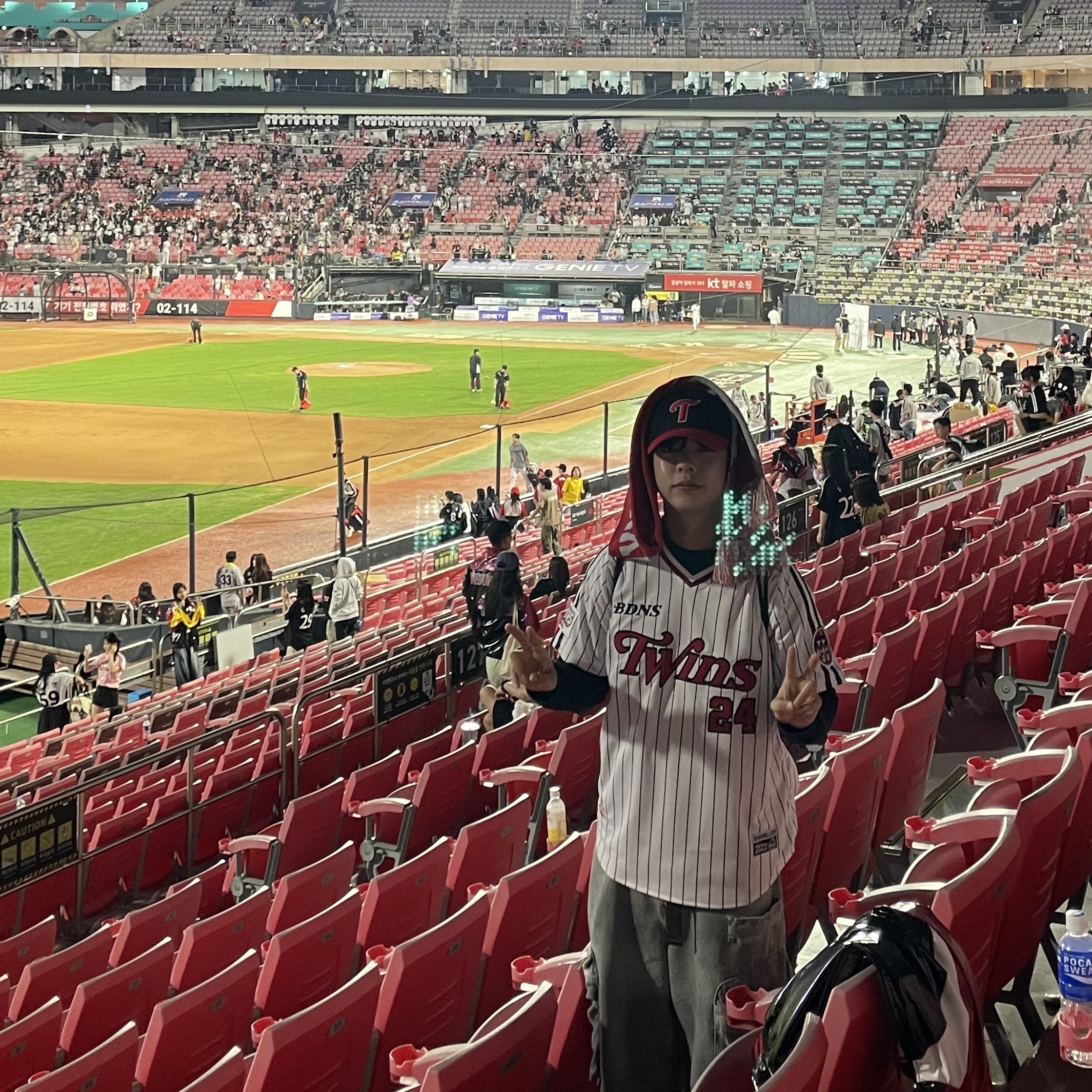 BDNS x LG TWINS Classic Logo Stripe Baseball Jersey White (Non Marking Ver.), BDNS x LG TWINS Road To Dynasty Muffler 착용 스타일 - 1