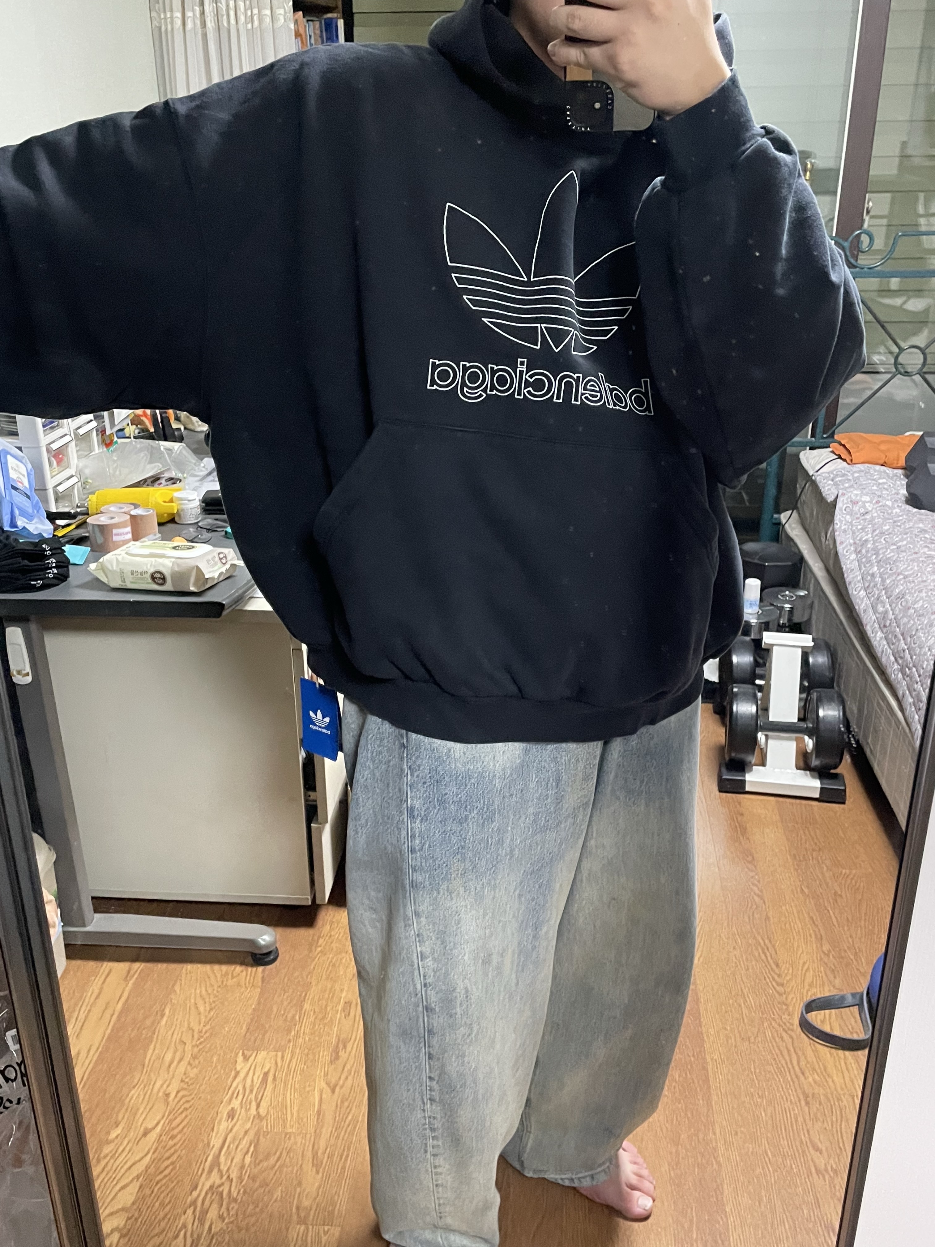 Balenciaga x Adidas Hoodie Large Fit Black 착용 스타일 - 2