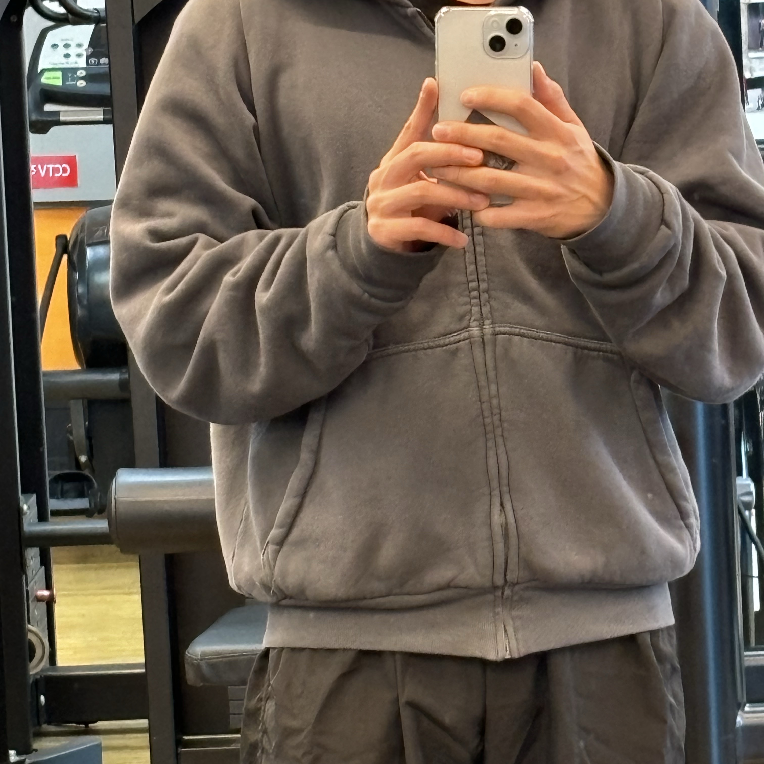 Yeezy YZY Zip-Up Hoodie Dark Grey 착용 스타일