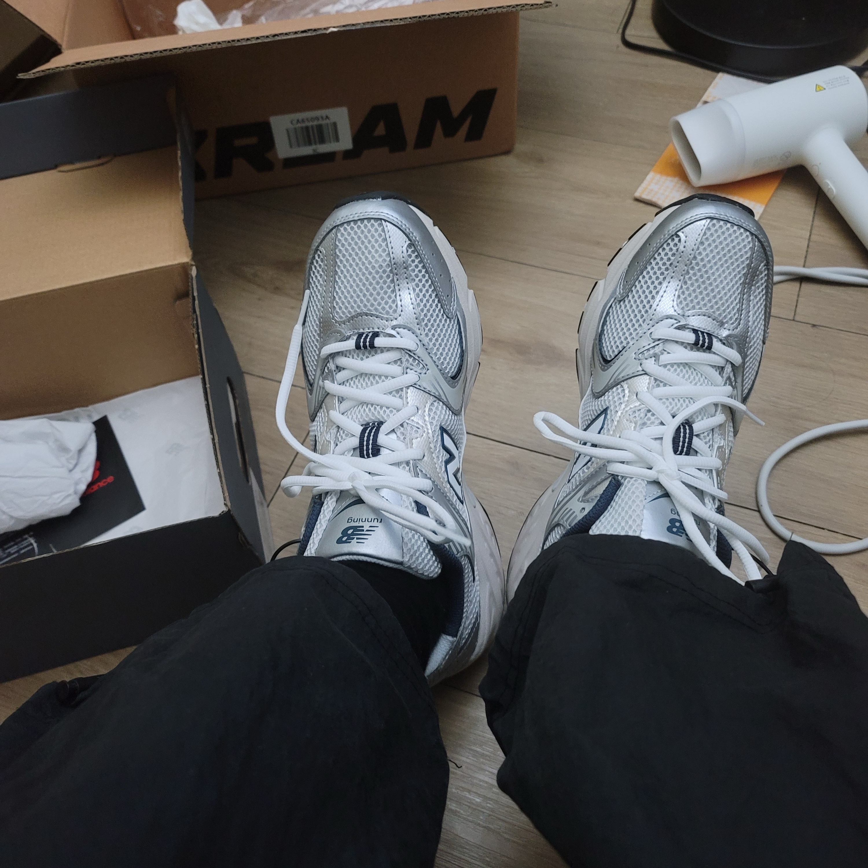 New Balance 530 Steel Grey 착용 스타일 - 2