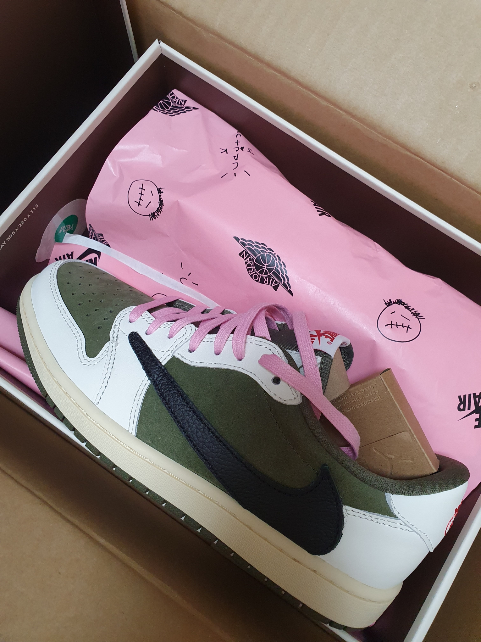 Jordan 1 x Travis Scott Retro Low OG SP Reverse Olive 착용 스타일 - 2